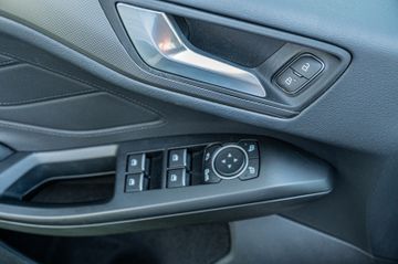 Fahrzeugabbildung Ford Focus Titanium 1.0 EcoBoost |PARKPILOT|NAVI|B&O