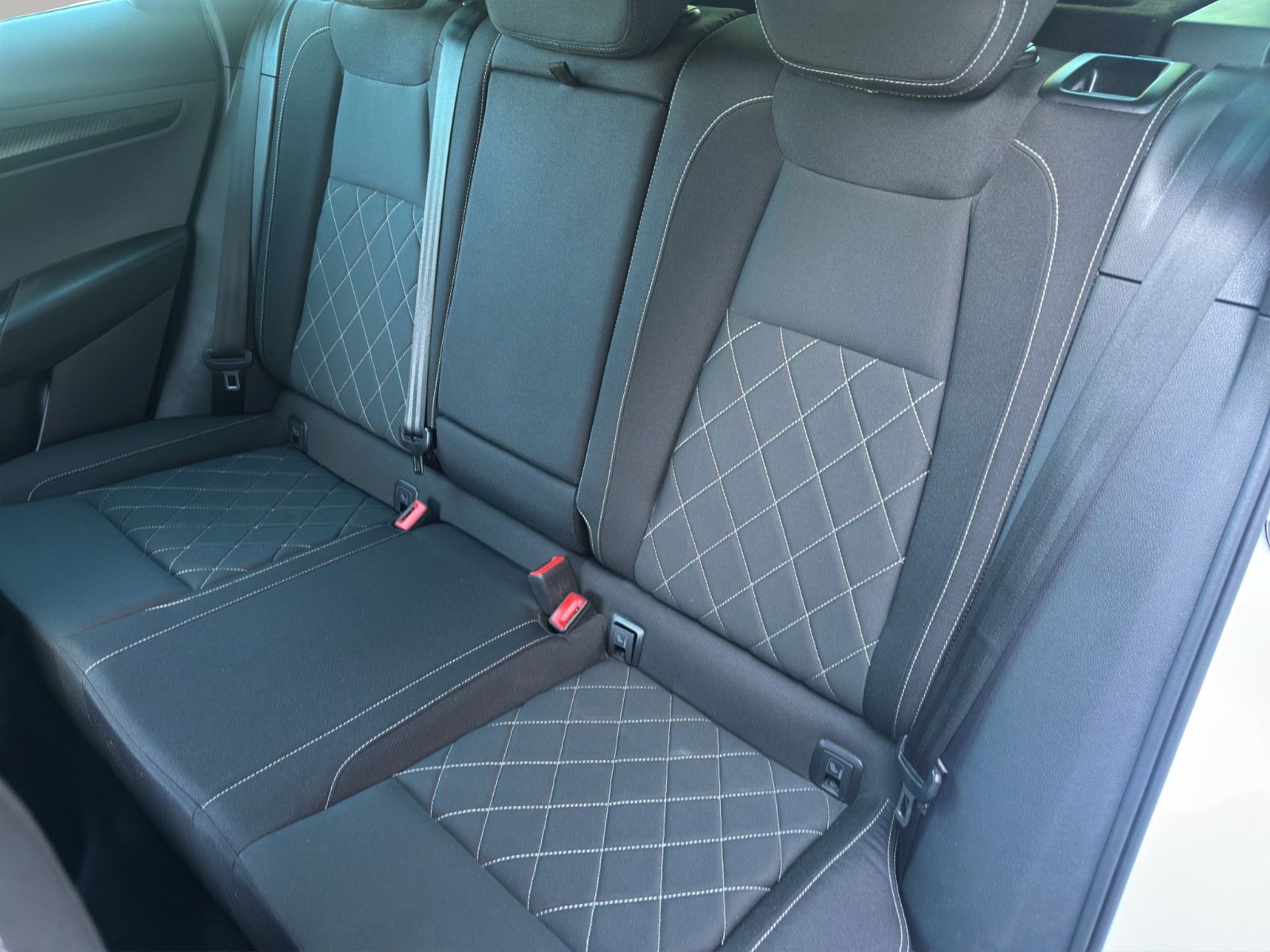 Fahrzeugabbildung SKODA KAROQ SPORTLINE DSG LED AHK APP KAMERA