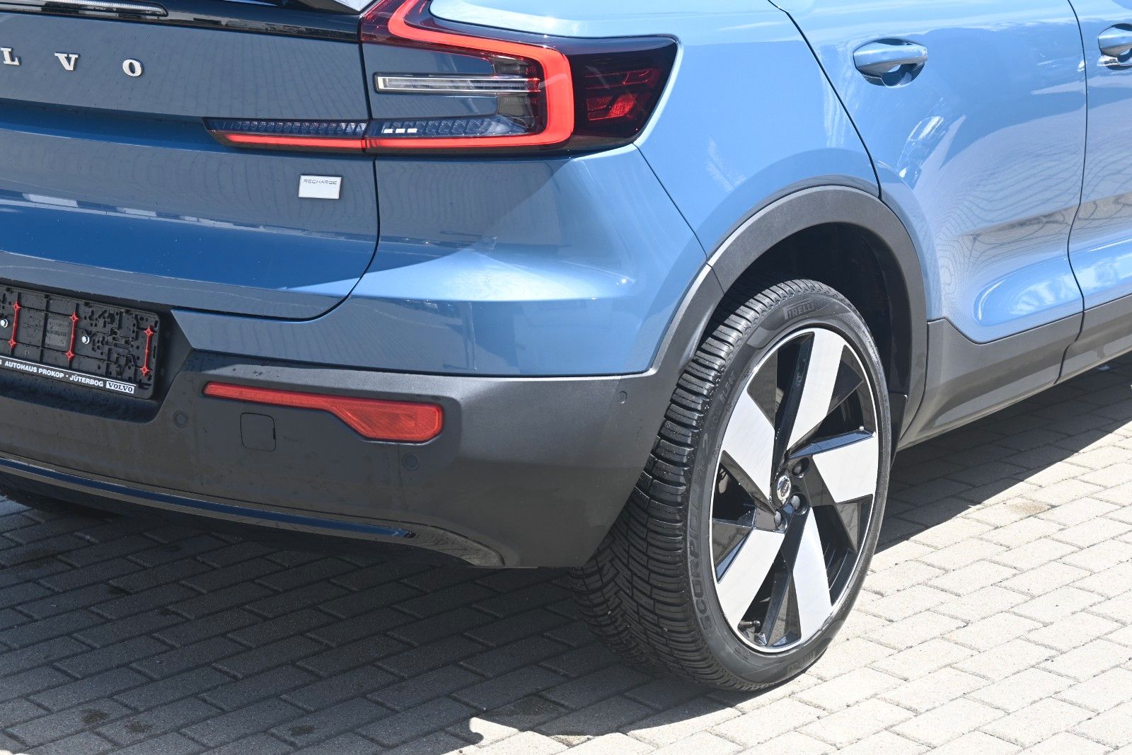 Fahrzeugabbildung Volvo C40 Recharge Single Motor Ultimate*360°*PANO*H&K