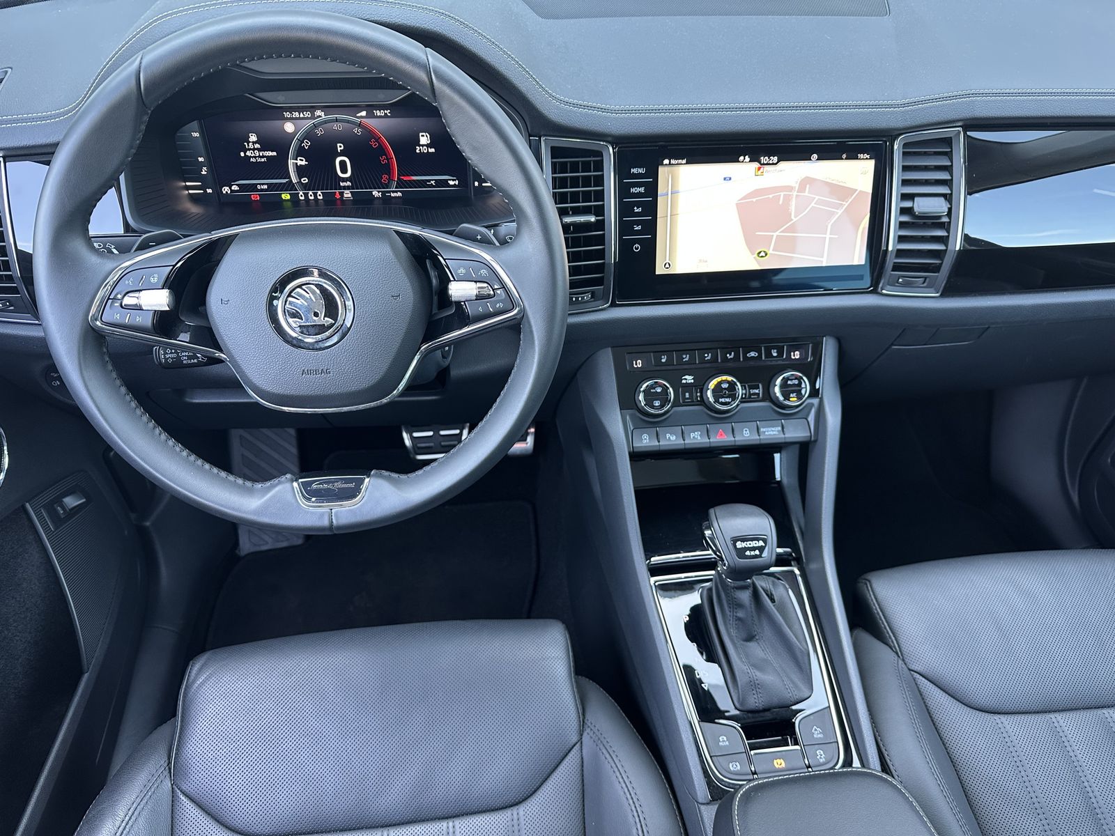 Fahrzeugabbildung SKODA Kodiaq 4x4 L&K NAV+MATRIX+360+PANO+AHK+STANDHEIZ