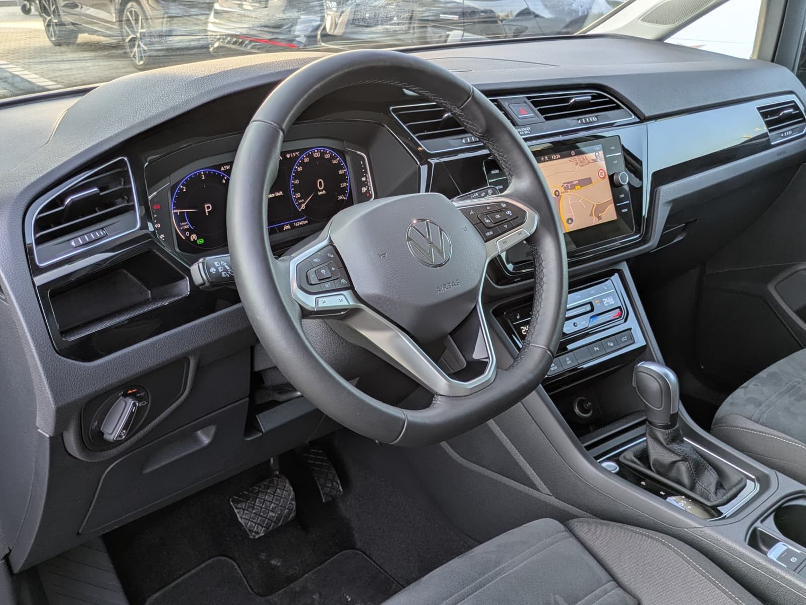 Fahrzeugabbildung Volkswagen Touran 2.0 DSG R-Line High BLACK Pano 7Si IQ AHK