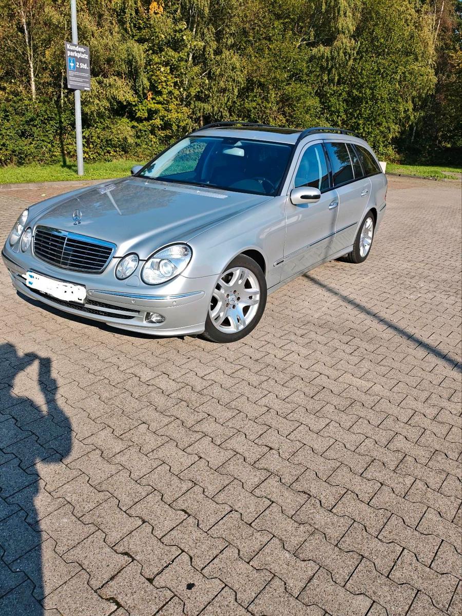Mercedes-Benz E320 2004 — rear view
