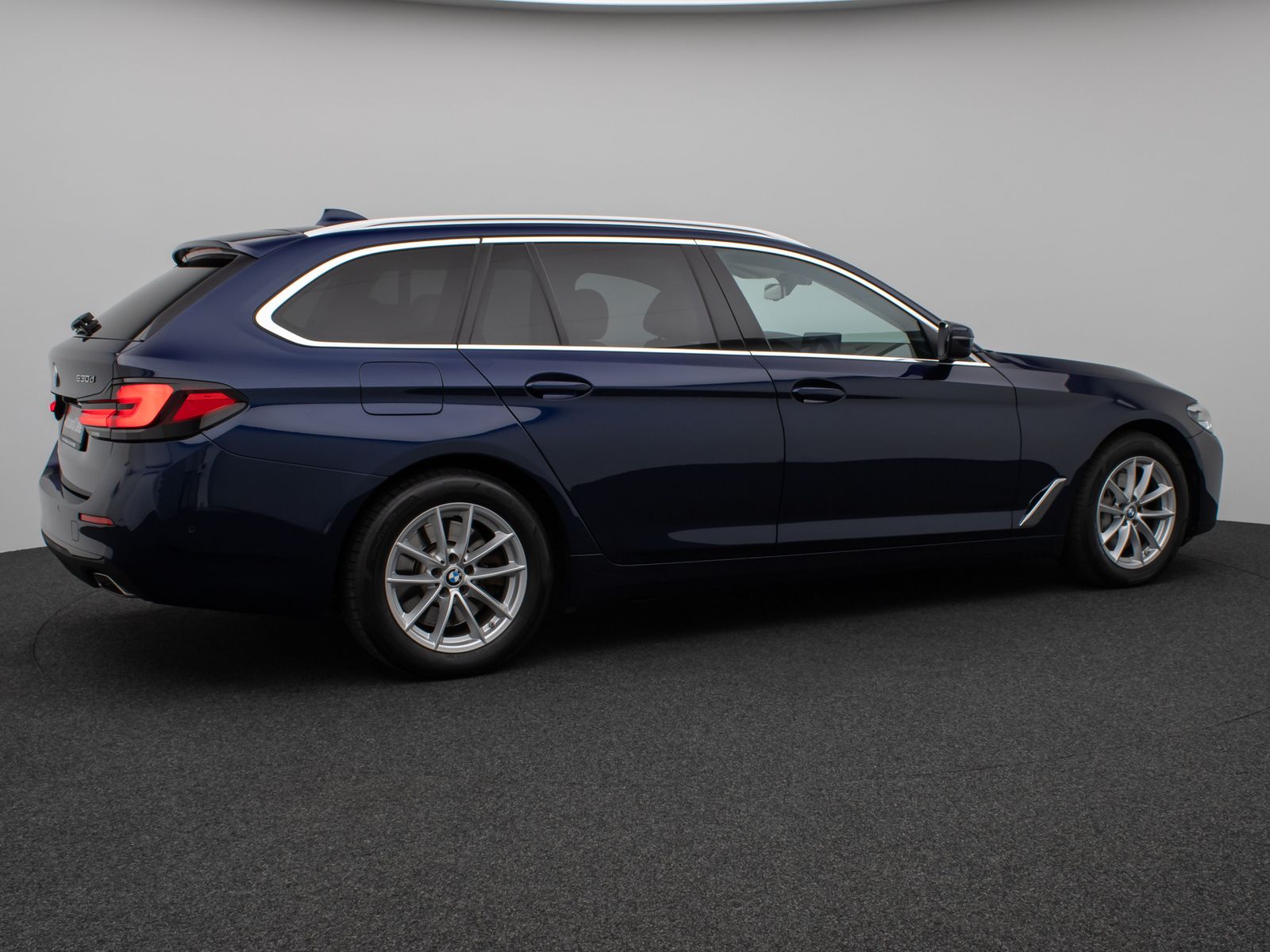 Fahrzeugabbildung BMW 530d xD Panoram Kamera HUD DAB HiFi SoftCl Sport