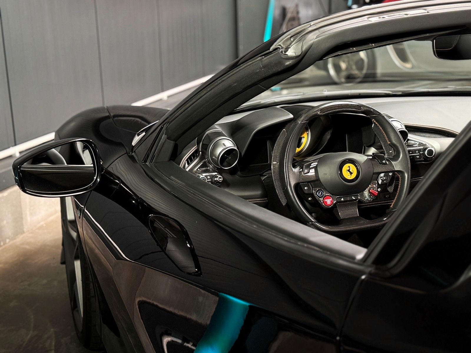 Fahrzeugabbildung Ferrari F8 Spider + Nero Daytona + Carbon + Lift + Garan