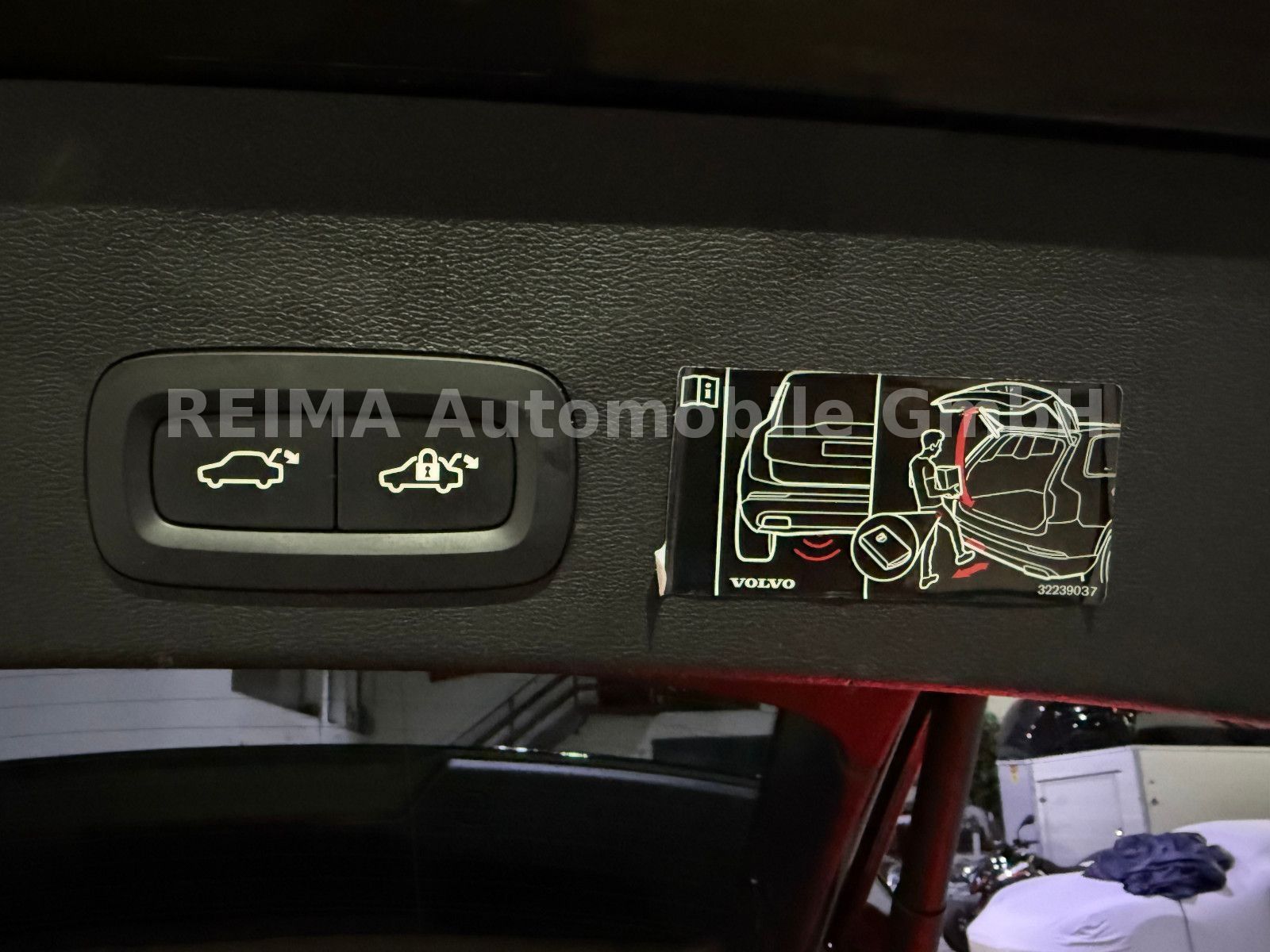 Fahrzeugabbildung Volvo XC 40 D4 Momentum AWD, Pano, LED, H&K