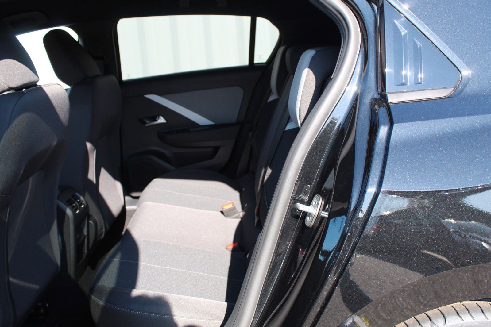 Fahrzeugabbildung Opel Astra L Lim*Edition*RFK*Klima*PDC*SHZ*LED