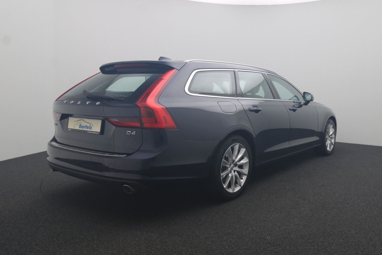 Fahrzeugabbildung Volvo V90 D4 2.0 Kombi Momentum ACC  LED KAMERA