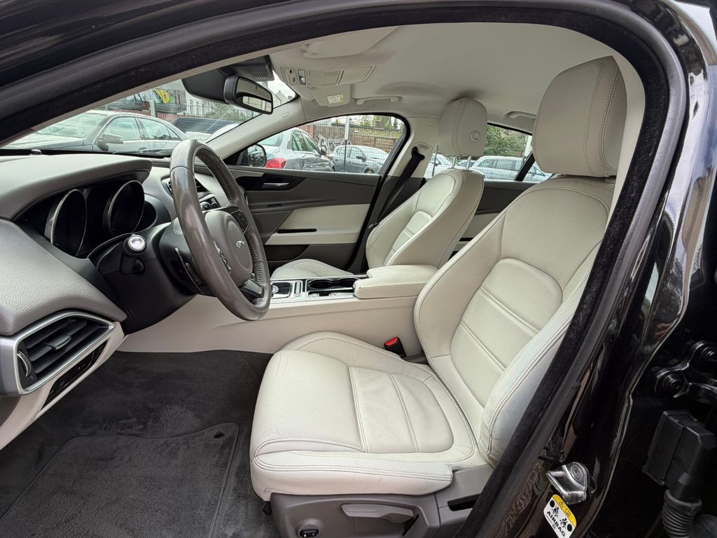 Jaguar XE 20d 180PS Automatik*Leder*Navi*Xenon
