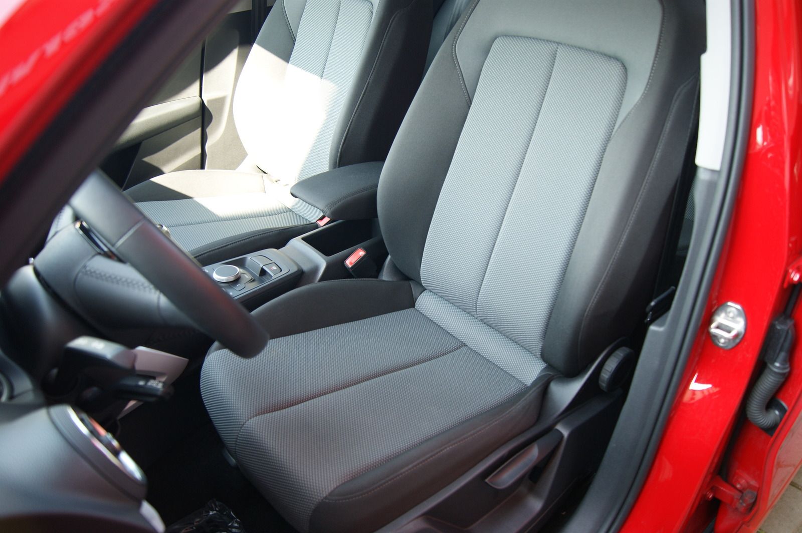 Fahrzeugabbildung Audi Q2 35 TDI design S-LINE AUDI-SOUND LED ANHZV PDC