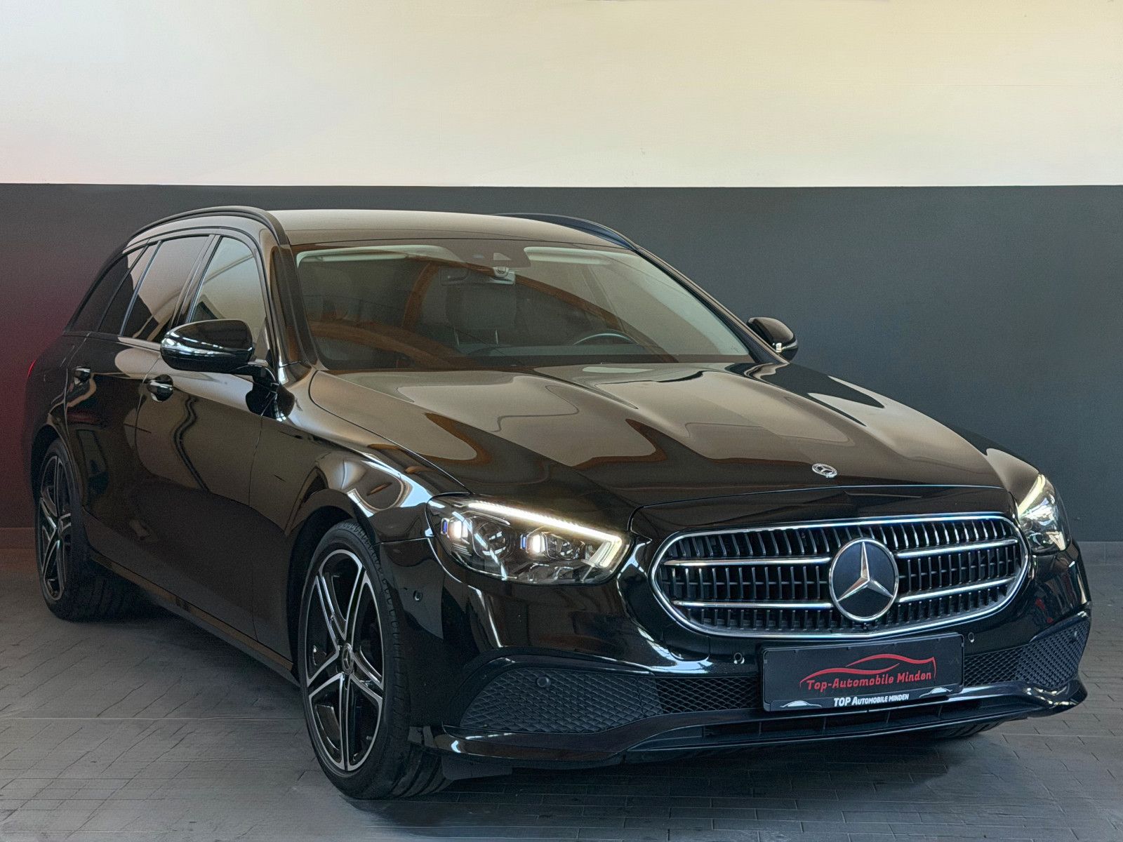 MERCEDES-BENZ E220d AVANTGARDE/XENON/WIDESCREEN/AMBIENTE/NIGHT