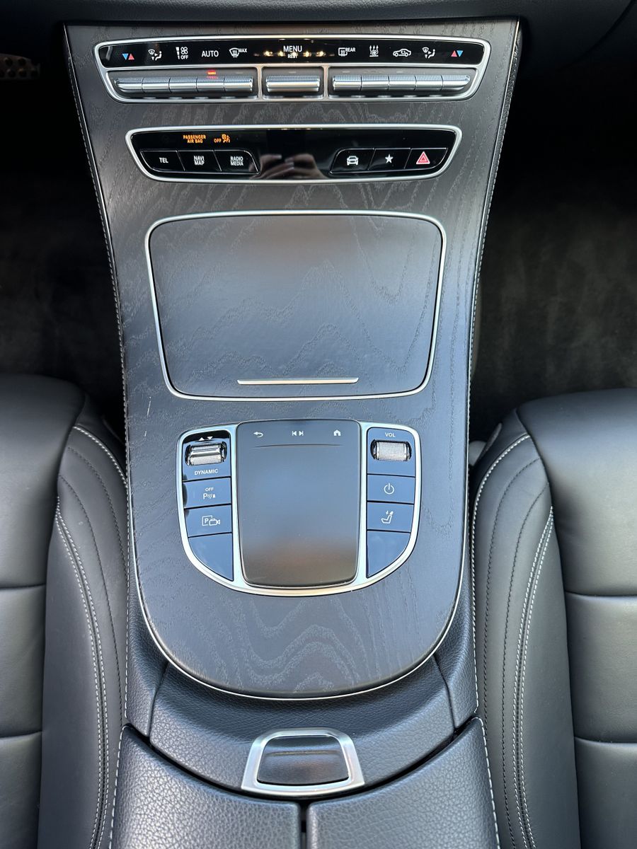 Fahrzeugabbildung Mercedes-Benz E 300de T 4Matic AMG NAV+LED+AHK+WIDESCREEN+PANO
