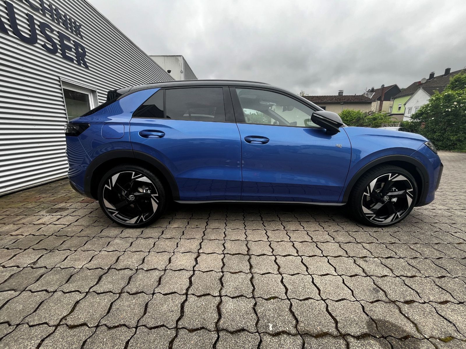 Fahrzeugabbildung Volkswagen T-Roc 1.5 eTSI 140KW ABT R-Line DSG PAN NAV 20"
