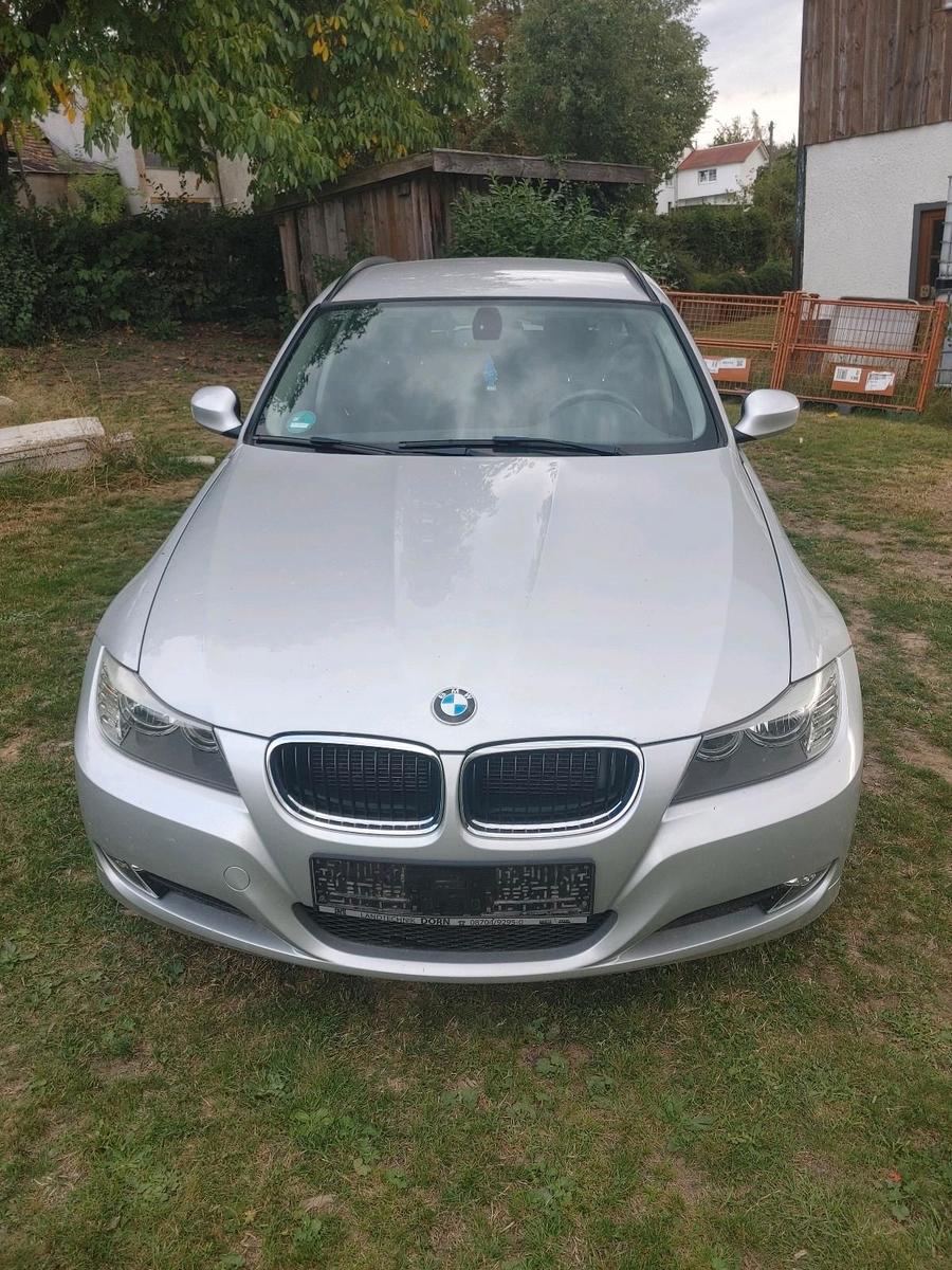 BMW 318 2012 — rear view