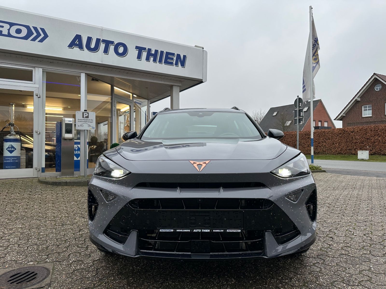 Fahrzeugabbildung CUPRA Formentor 1.5 eTSI DSG Pano/AHK/ACC/Navi/360°