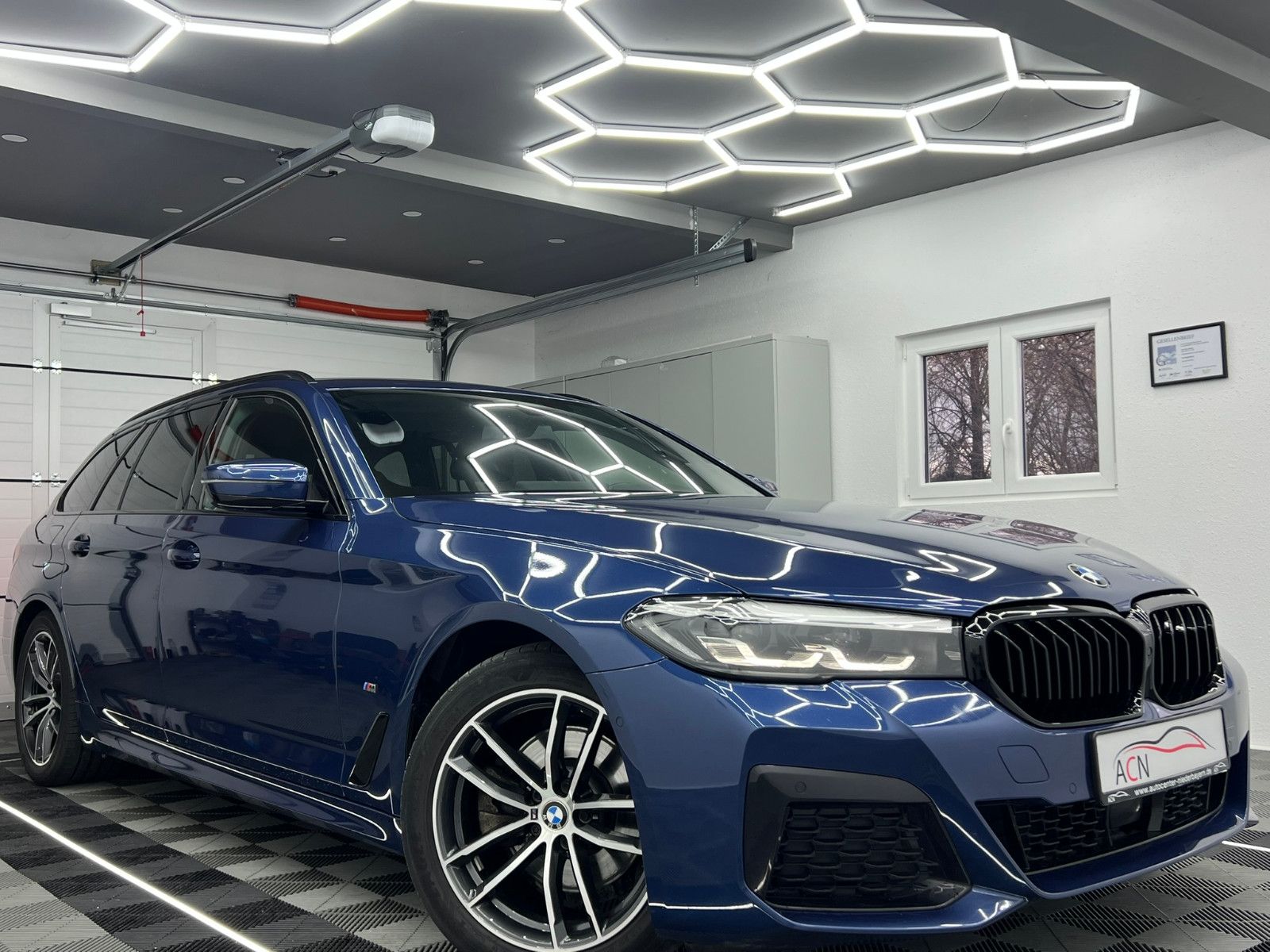 Fahrzeugabbildung BMW 520 d xDrive M SPORT/STHZ/LED/ACC/AHK/AMBIENTE