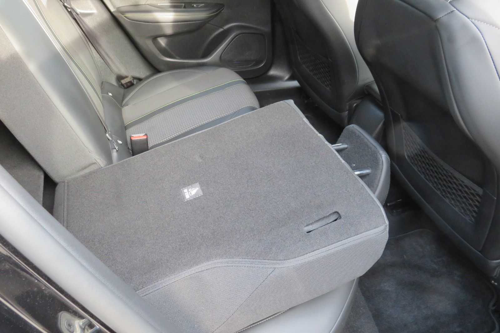 Fahrzeugabbildung Peugeot 2008 e- GT PDC KAMERA NAVI SITZH.