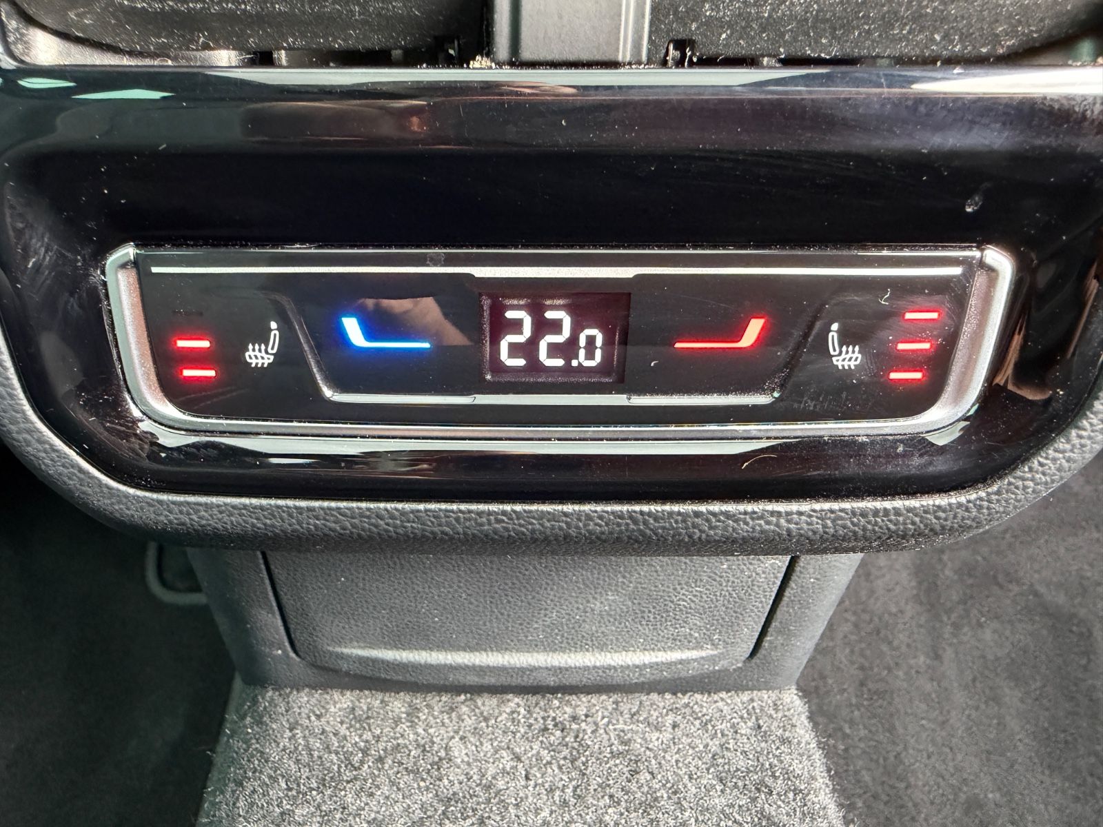 Fahrzeugabbildung Volkswagen Passat Business/AHK/Pano/LED/R-Cam/CarPlay/NAVI