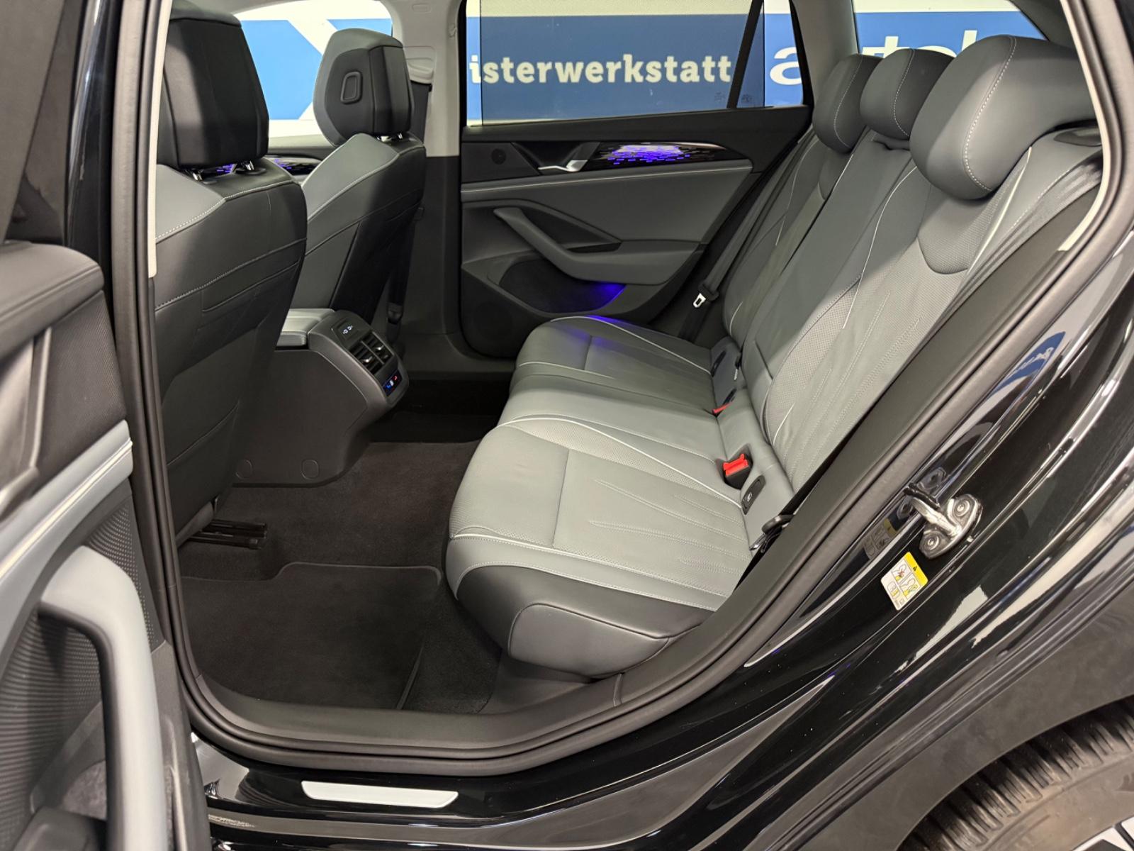 Volkswagen Passat Variant Elegance AHK ACC DCC Pano