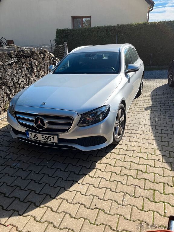 Image of Mercedes-Benz E 220