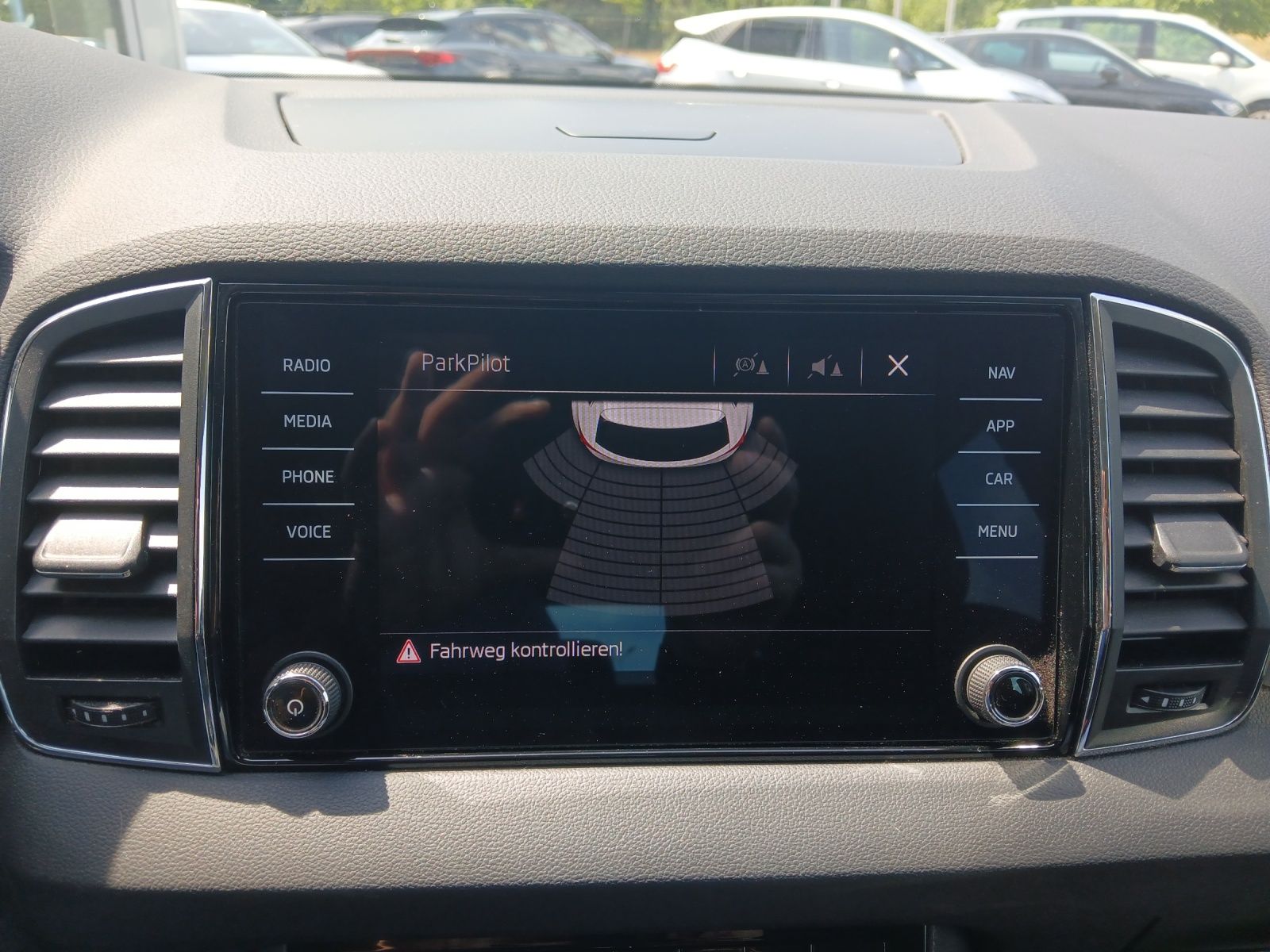 Fahrzeugabbildung SKODA Karoq TSI Ambition  DSG LED Navi GRA PDC SH LM