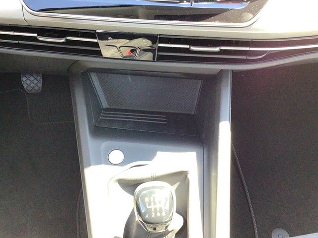 Fahrzeugabbildung Volkswagen Golf VIII TSI Life Pano AHK ACC