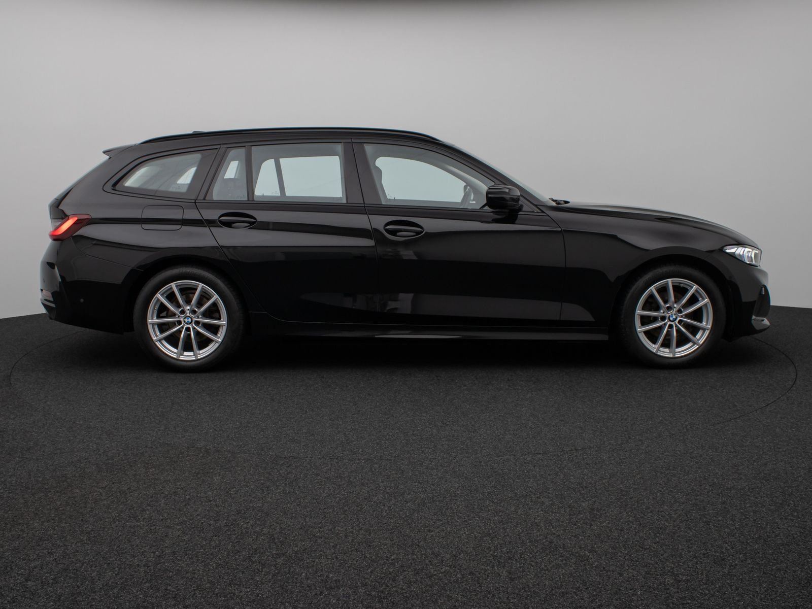 Fahrzeugabbildung BMW 318d Kamera DAB HiFi HUD Leder Komfort Sport LED