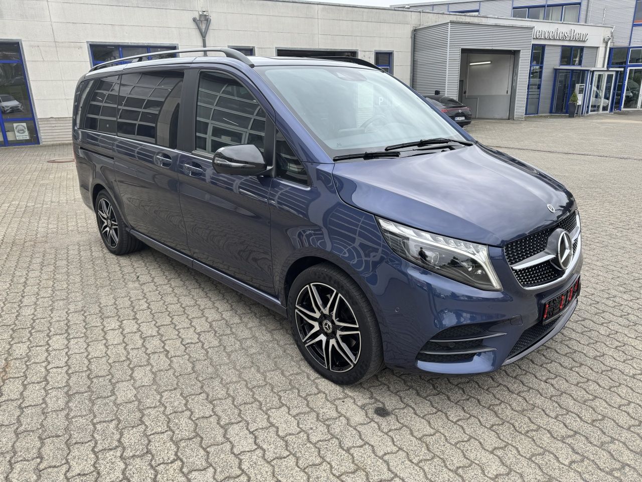Fahrzeugabbildung Mercedes-Benz V 250d Avantgarde Ed. lang 4x4 AMG*Distronic*AHK