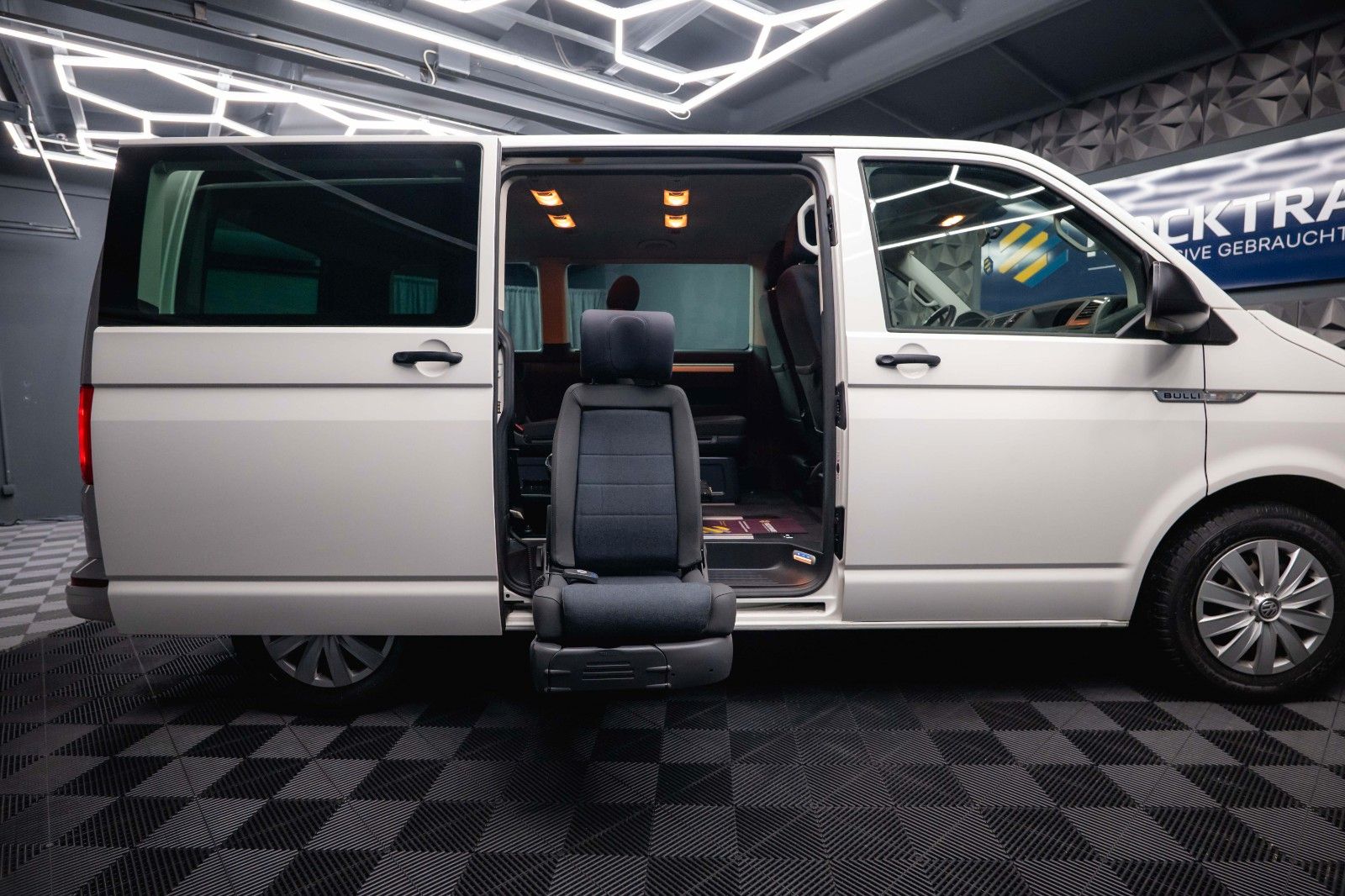Fahrzeugabbildung Volkswagen T6 Multivan 2.0 TSI Behindertenumbau *LED*ACC*