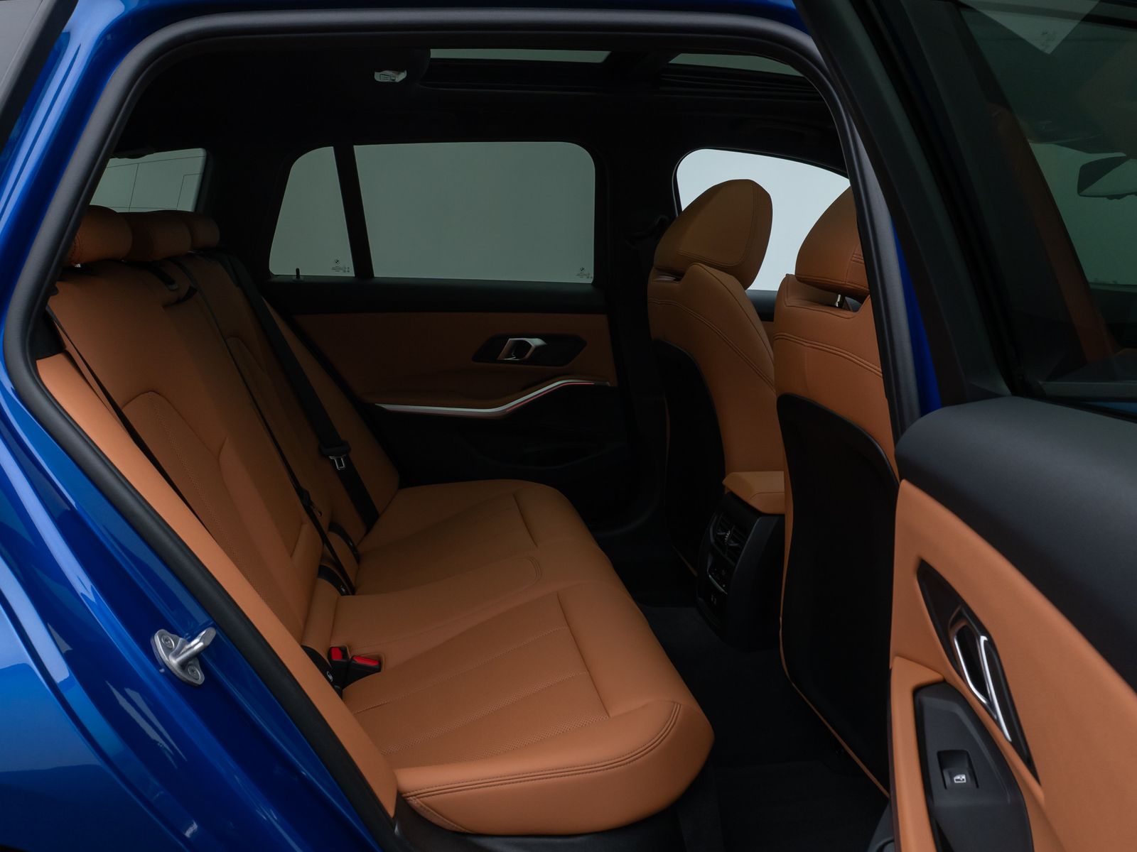 Fahrzeugabbildung BMW 330e M Sport Panorama 360°HUD HiFi AHK Komfort