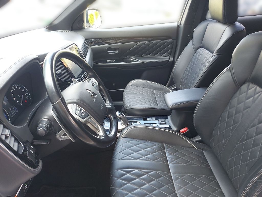 Fahrzeugabbildung Mitsubishi Outlander PHEV Spirit PLUS 2.4 4WD Navi Leder