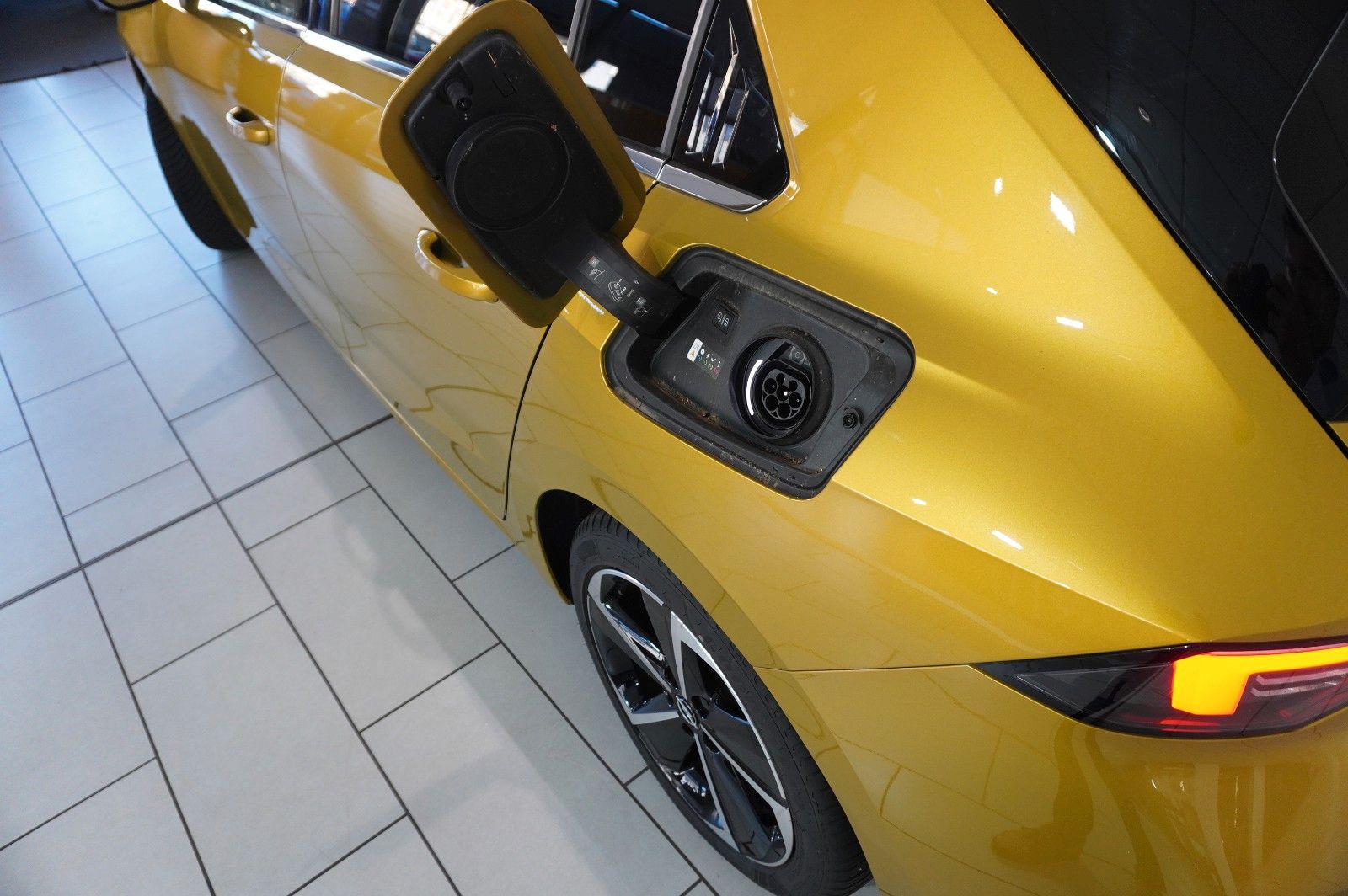 Fahrzeugabbildung Opel Astra L Lim. 1.6 HYBRID ELEGANCE NAVI/LED/SH/AHK