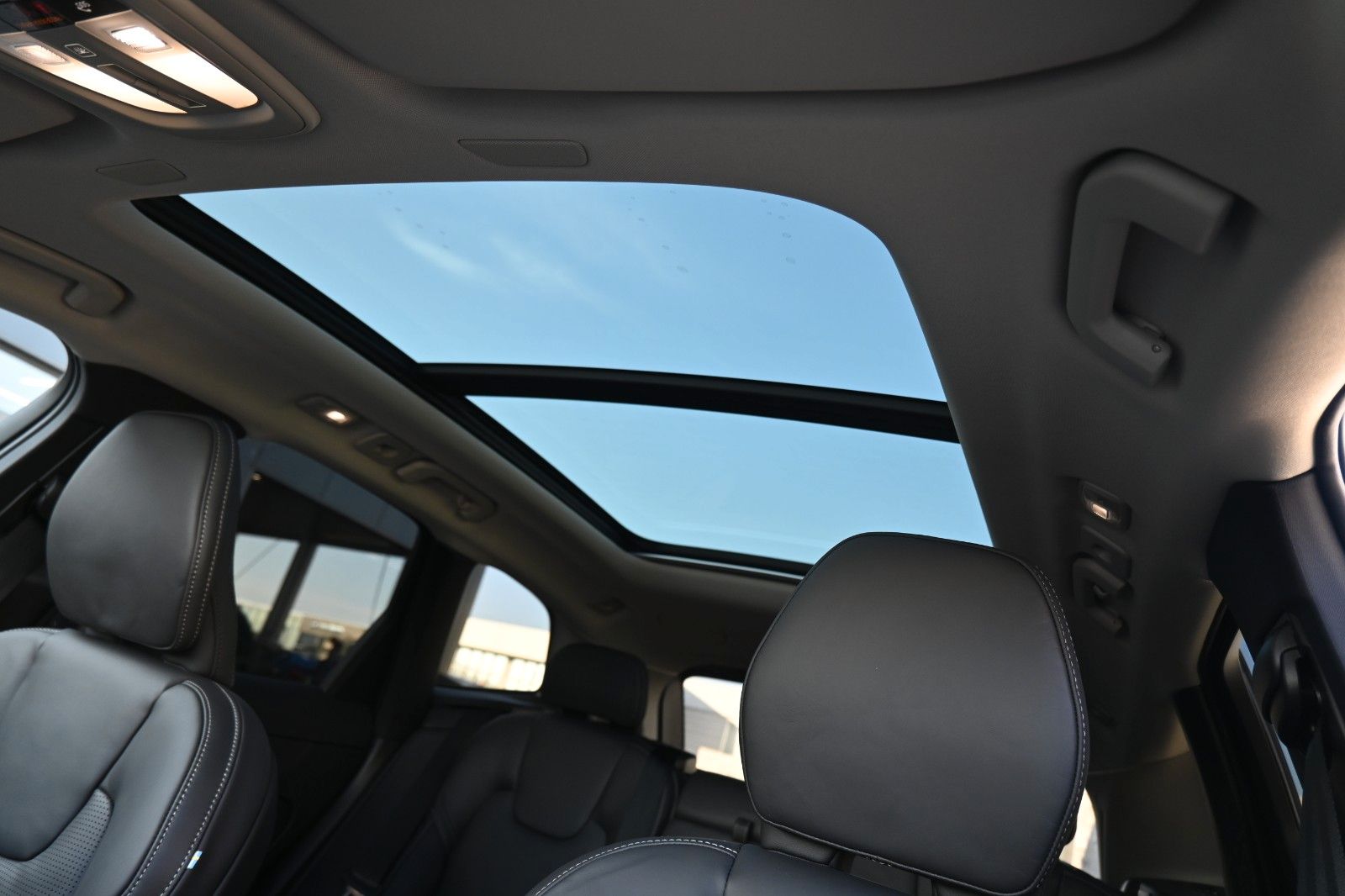 Fahrzeugabbildung Volvo XC60 B5 AWD Ultra Dark*LUFT*360°*ACC*AHK