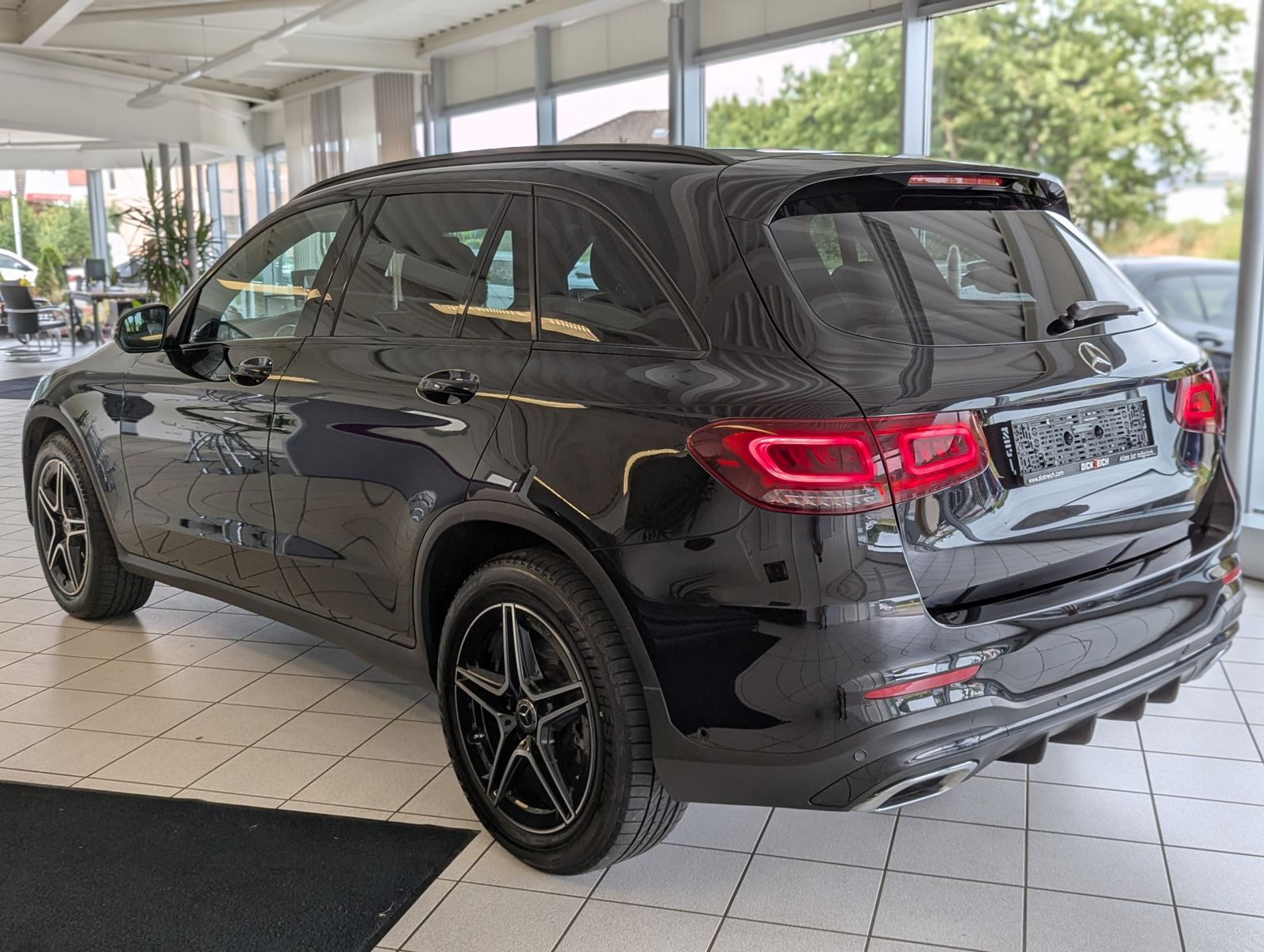 Fahrzeugabbildung Mercedes-Benz GLC 300 d 4M AMG Pano Multibeam Komfort-Paket