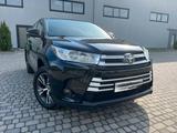 Toyota Highlander - Toyota: Schwarz
