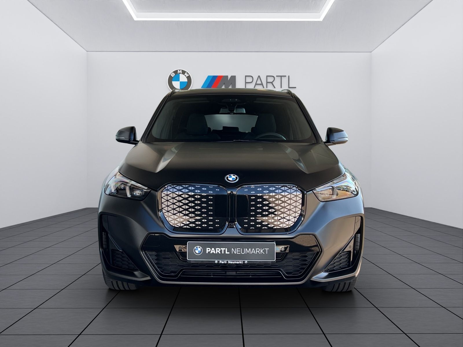 BMW iX1 xDrive30 M Sportpaket Pro adapLED PANO AHK H imagem 2