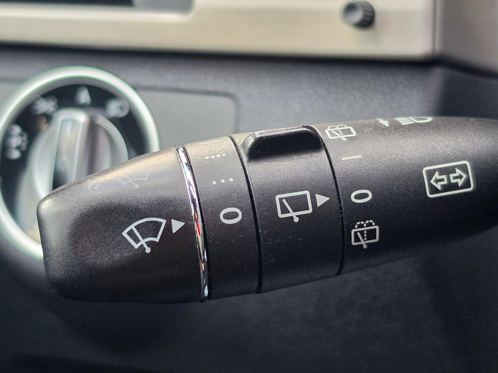 Mercedes-Benz E350 2011 — photo 36