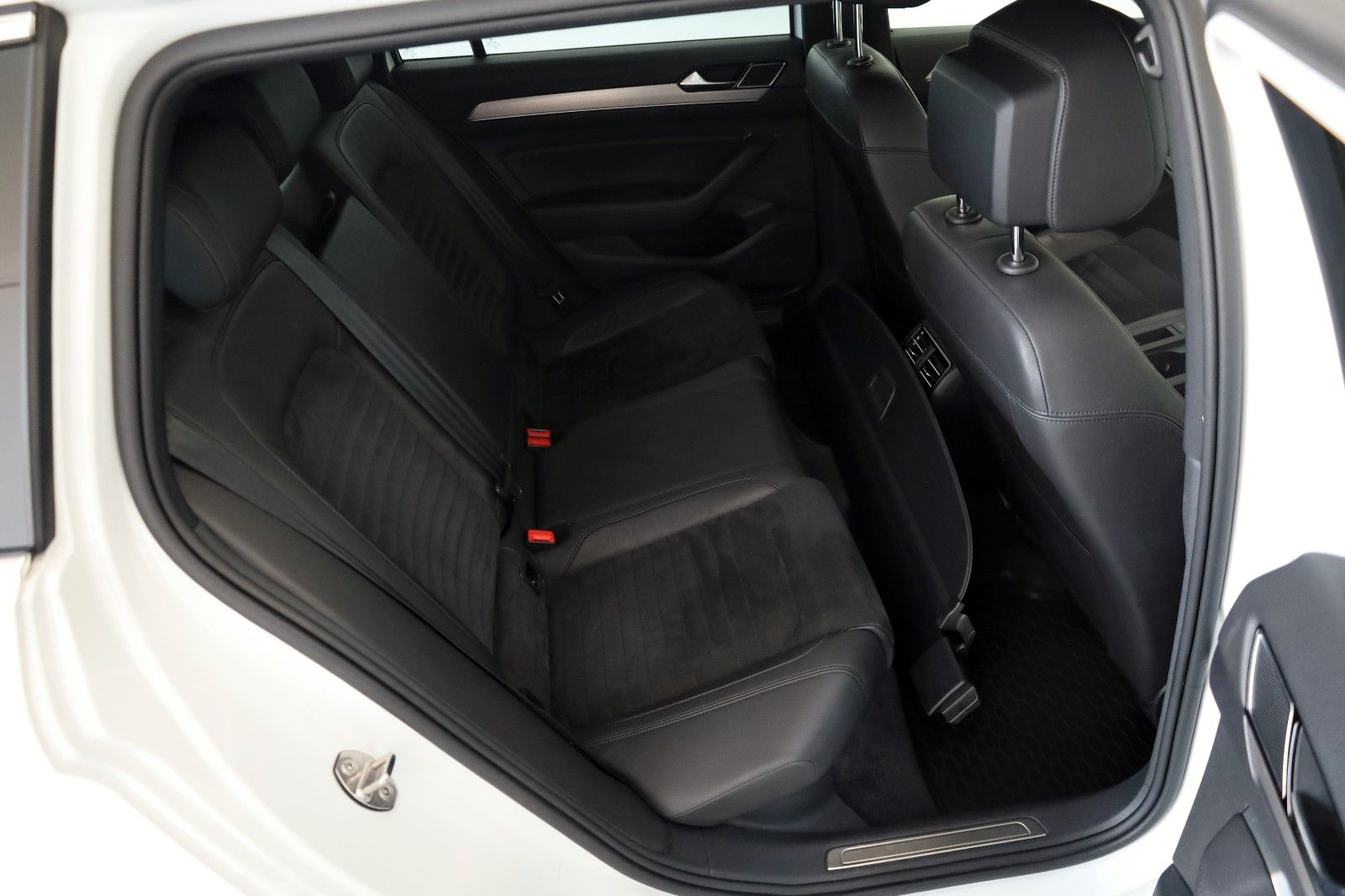 Fahrzeugabbildung Volkswagen Passat Variant R-line 4M,Navi,Kamera,ACC,AHK +WR