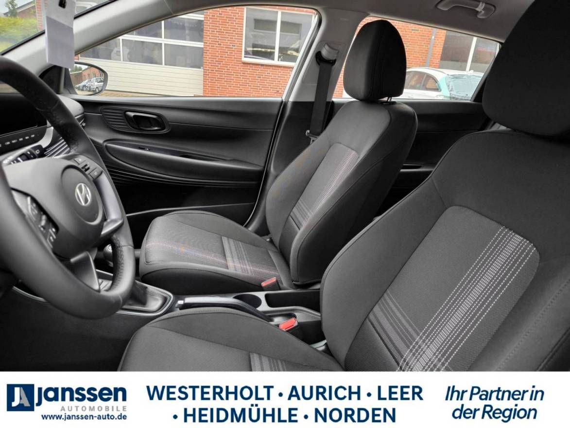 Fahrzeugabbildung Hyundai i20 Select Funktionspaket PDC Navi Rückfahrkamer
