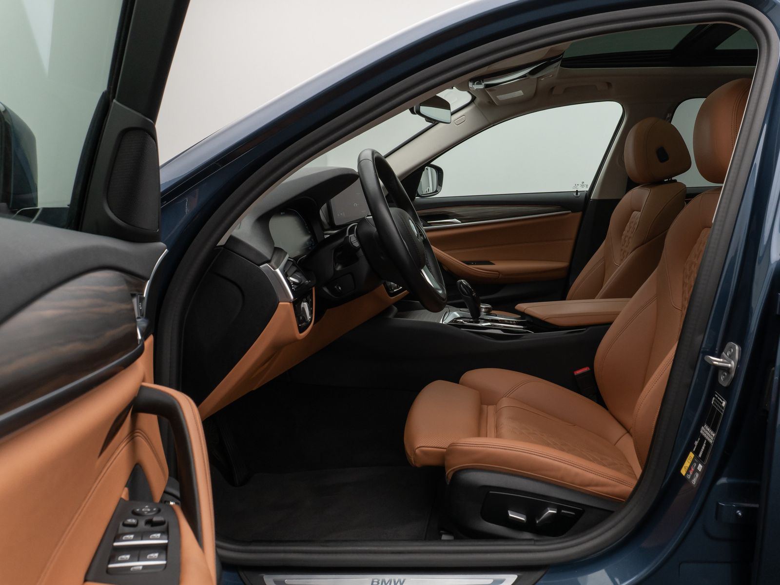 Fahrzeugabbildung BMW 530e Panorama Kamera HUD DAB HiFi Alarm Sport