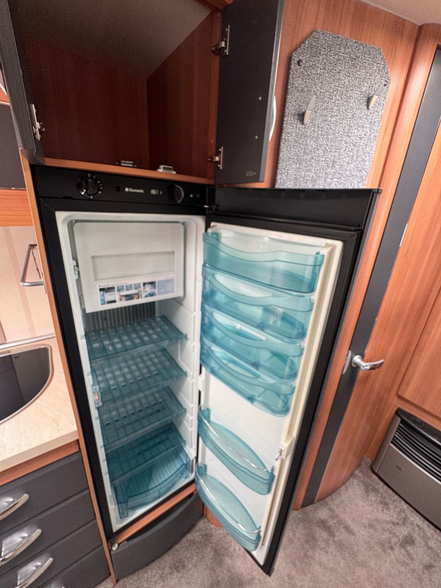 Fahrzeugabbildung Hobby 545 KMF DE LUXE SAT TV MOVER RUNDSITZGRUPPE