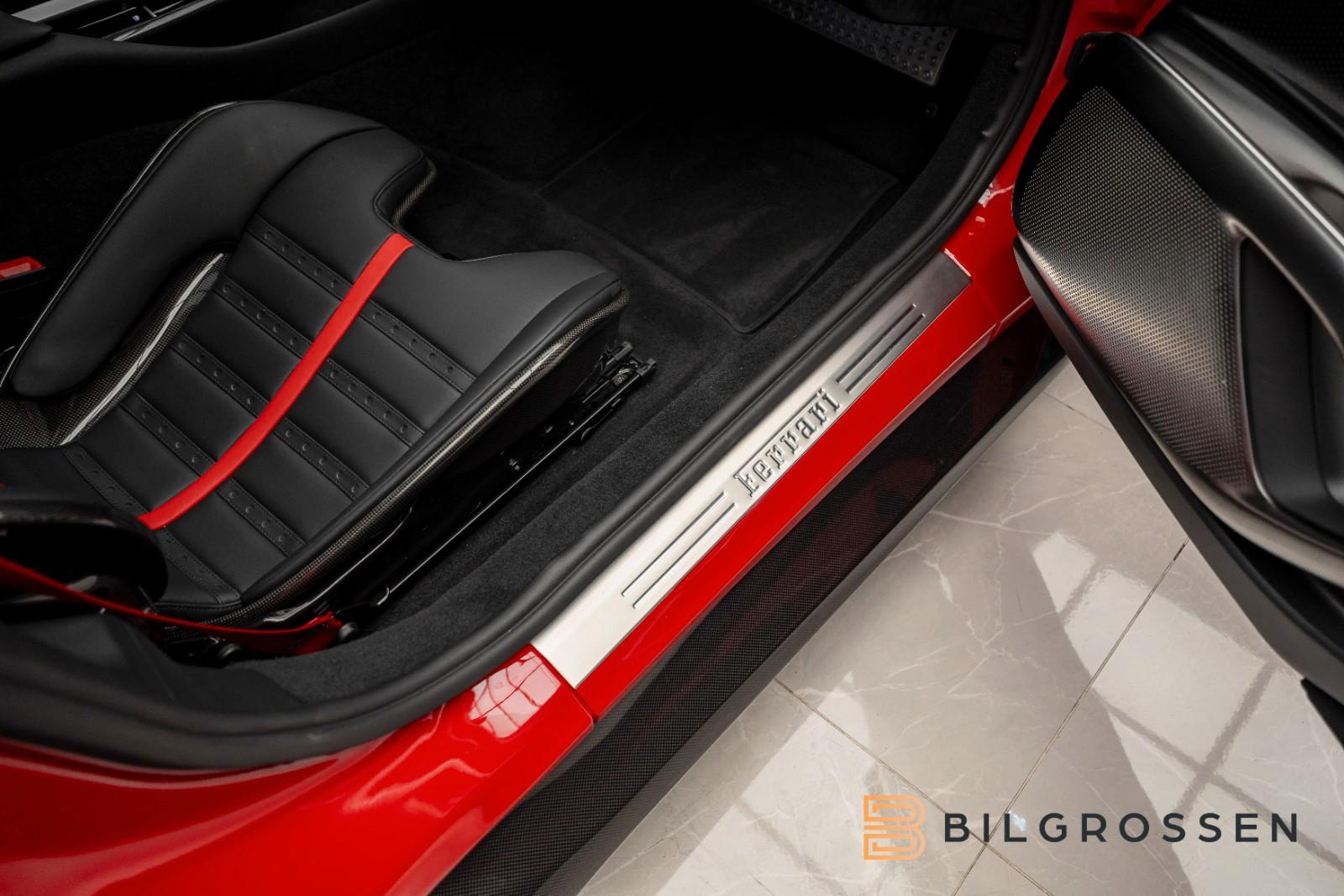 Ferrari Coupe 6.5 V12 CARBON LIFT PASSENGER DISPLAY