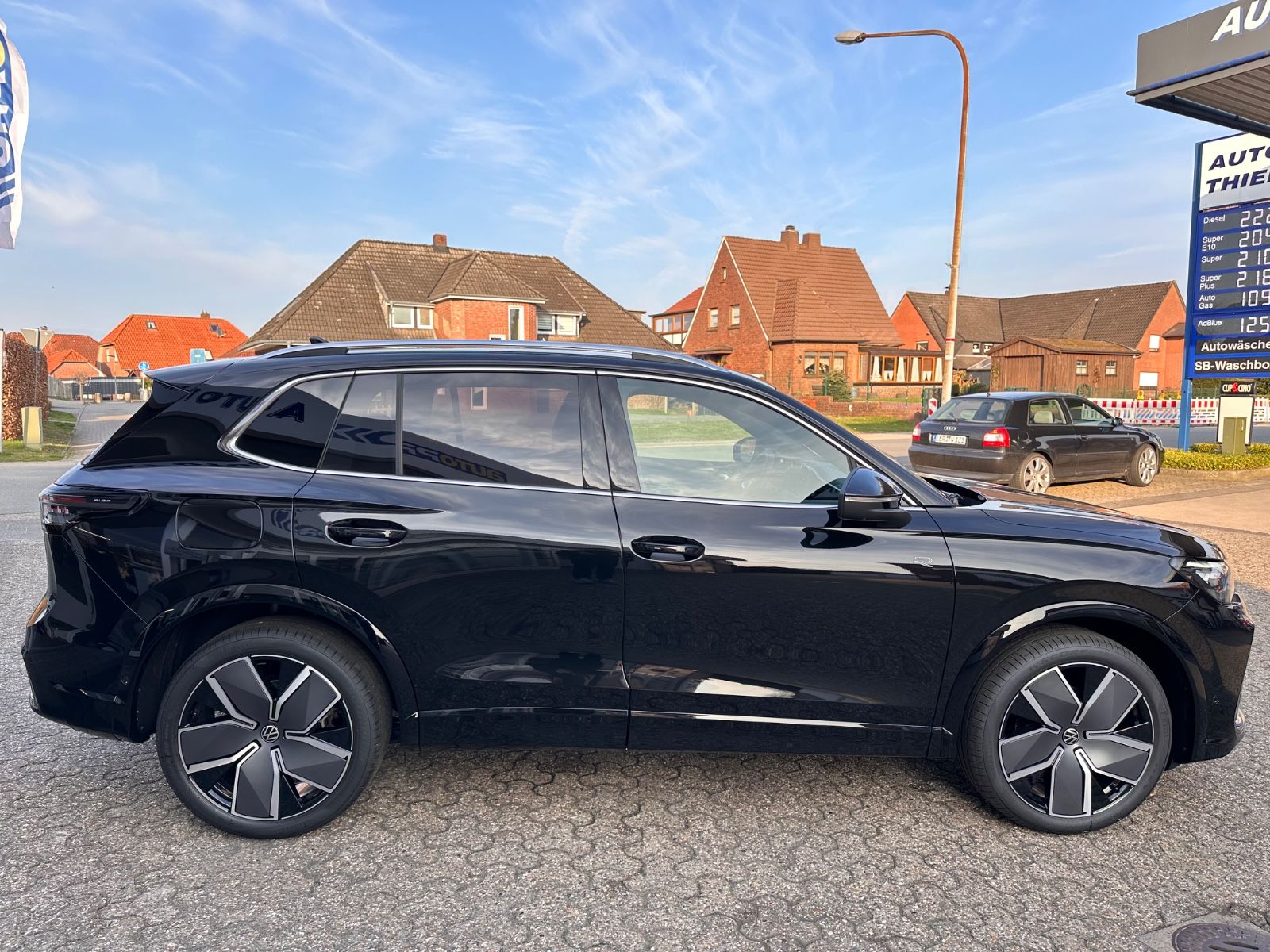 Fahrzeugabbildung Volkswagen Tiguan R-Line 1.5 eTSI AHK/Matrix/Navi/APP/ACC