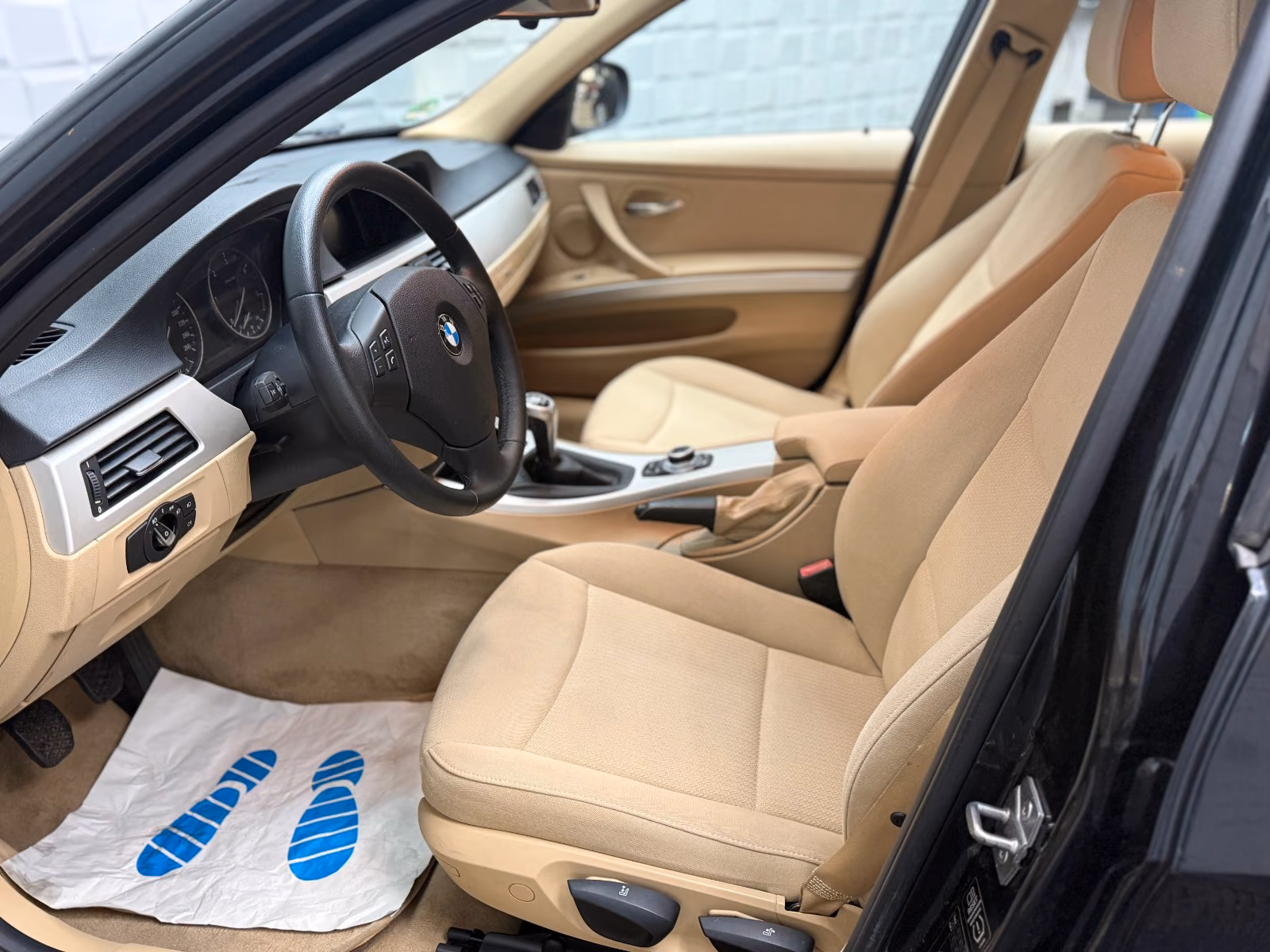 BMW 318 2011 — photo 9