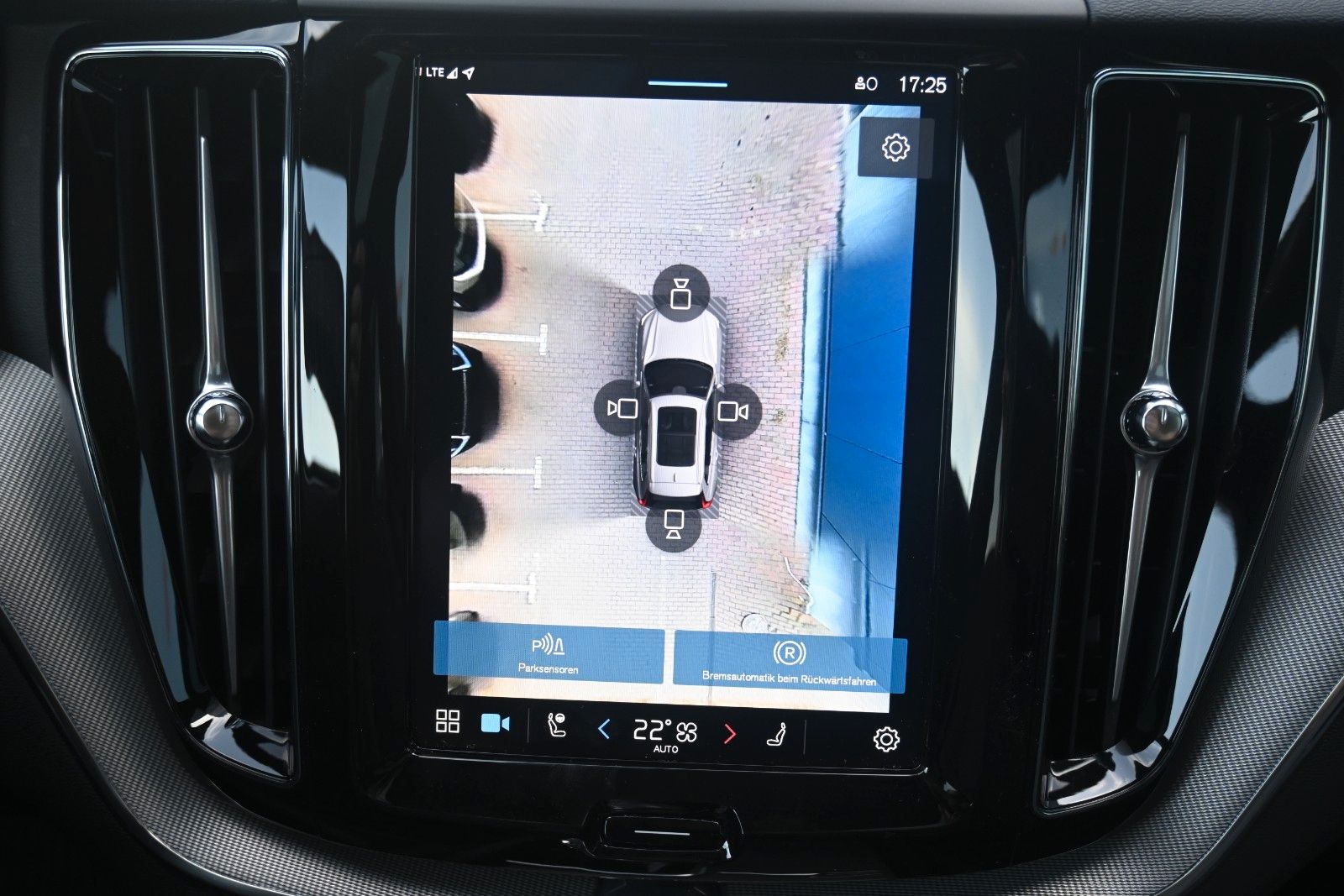 Fahrzeugabbildung Volvo XC60 B5 AWD Plus Dark*LED*PANO*360*H&K*BLIS