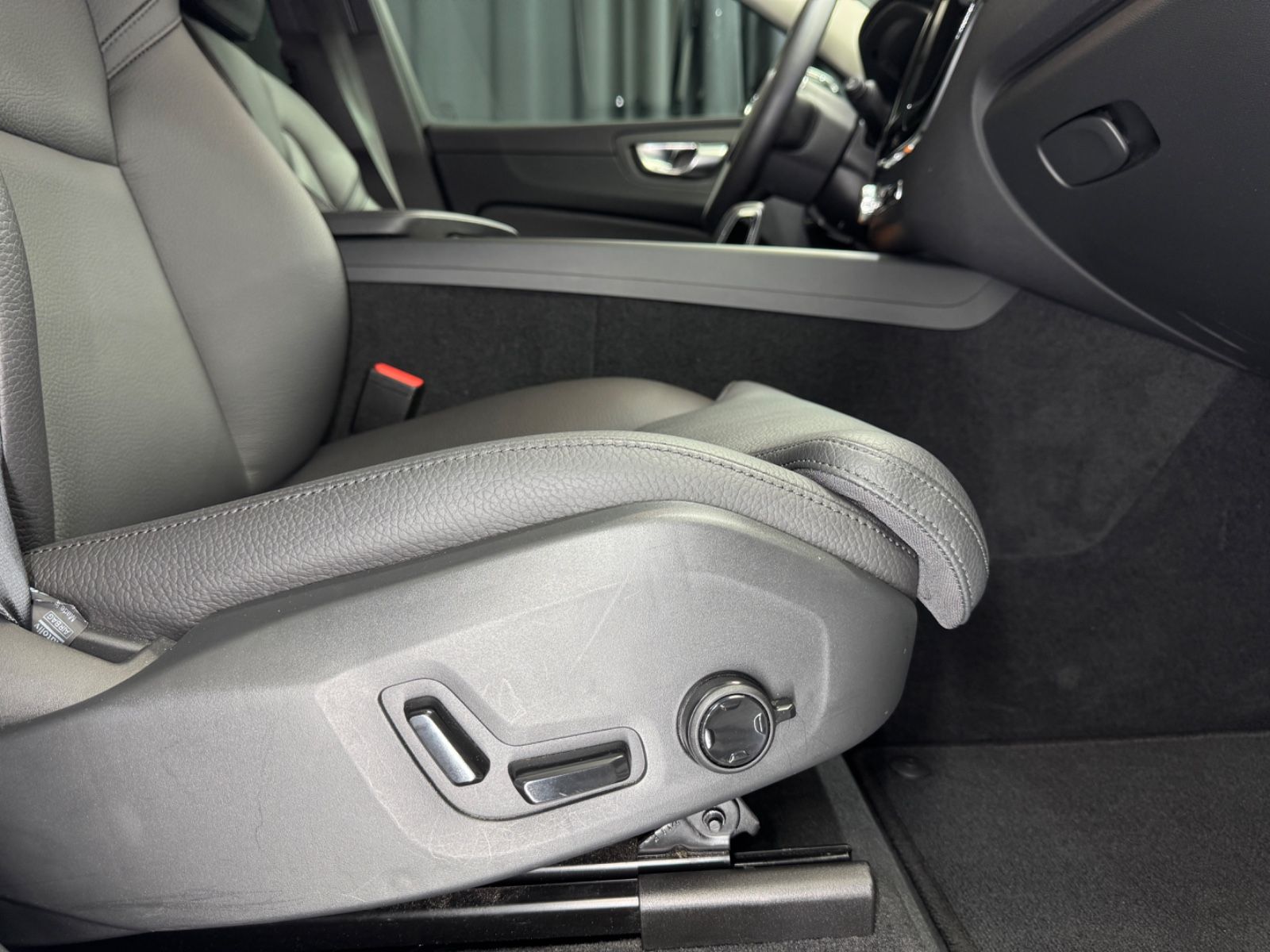 Fahrzeugabbildung Volvo XC 60 Plus Dark AWD |H/K|STDHZ|LED
