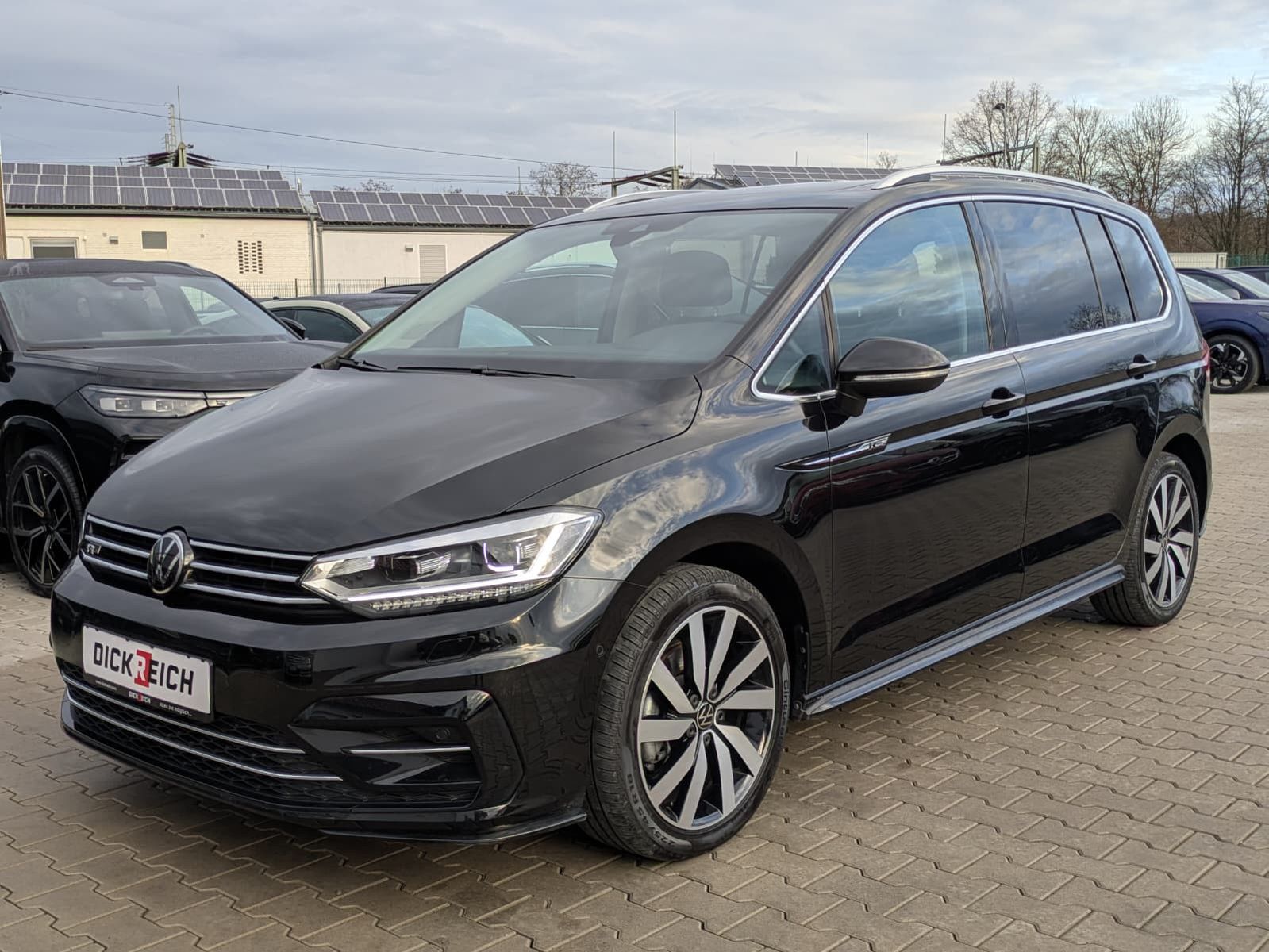 Fahrzeugabbildung Volkswagen Touran 2.0 DSG R-Line High. Pano 7-Si IQ.Dri AHK