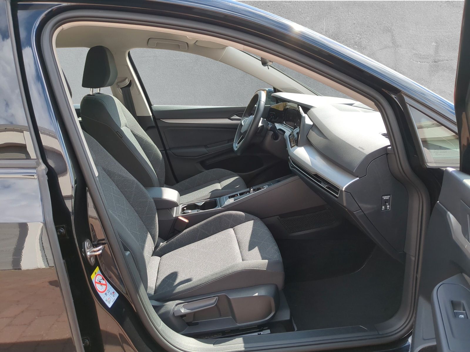 Fahrzeugabbildung Volkswagen Golf Variant 1.0 eTSI Life Kamera ACC SHZ AppCon
