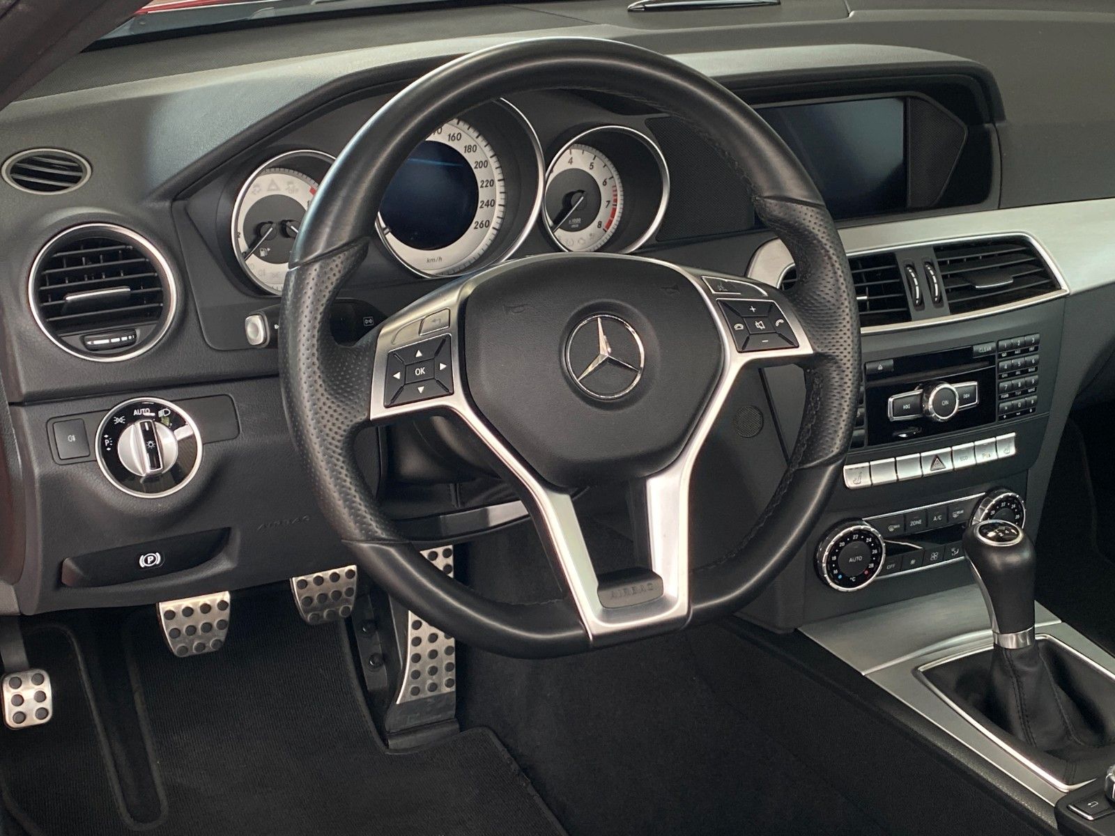 Fahrzeugabbildung Mercedes-Benz C 200 CGI Coupe "Navi Bi-Xenon AMG-Sportpaket "