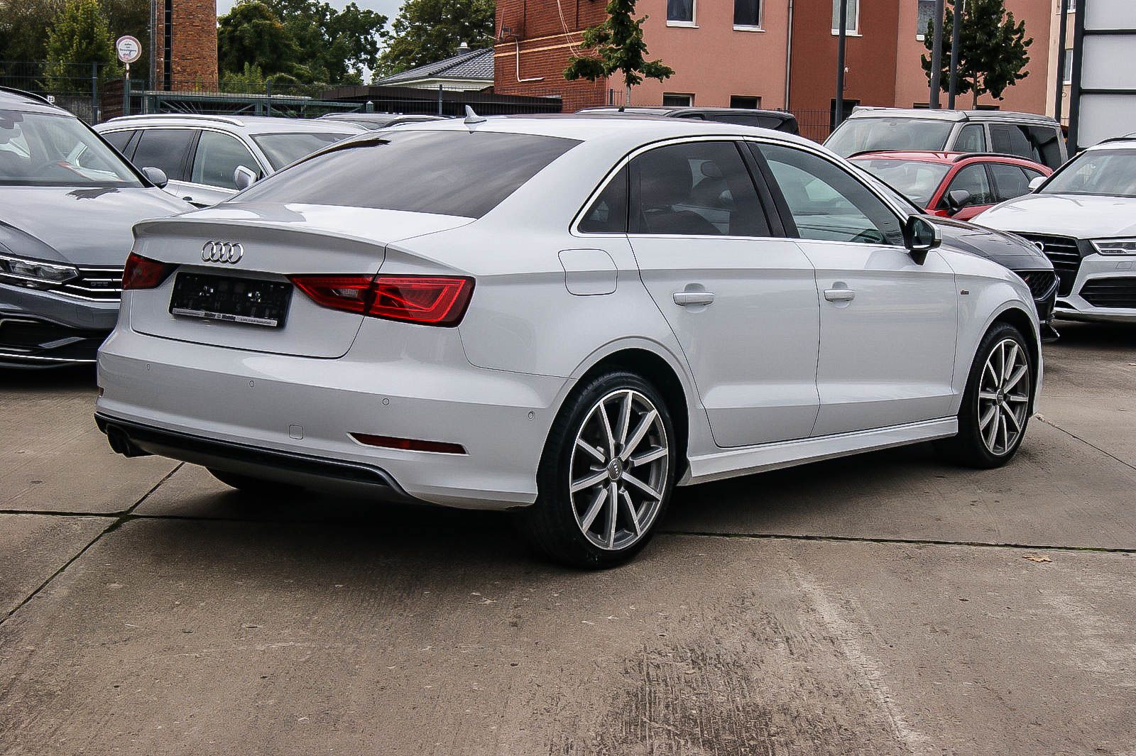 Fahrzeugabbildung Audi A3 Limousine 1.4 TFSI S-LINE NAVIGATION XENON 18