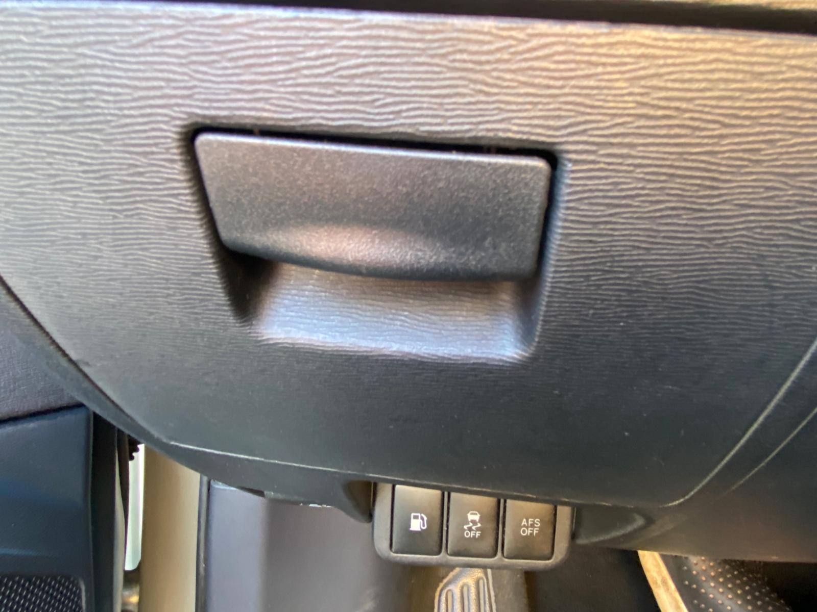 Toyota Avensis 2013 — photo 16